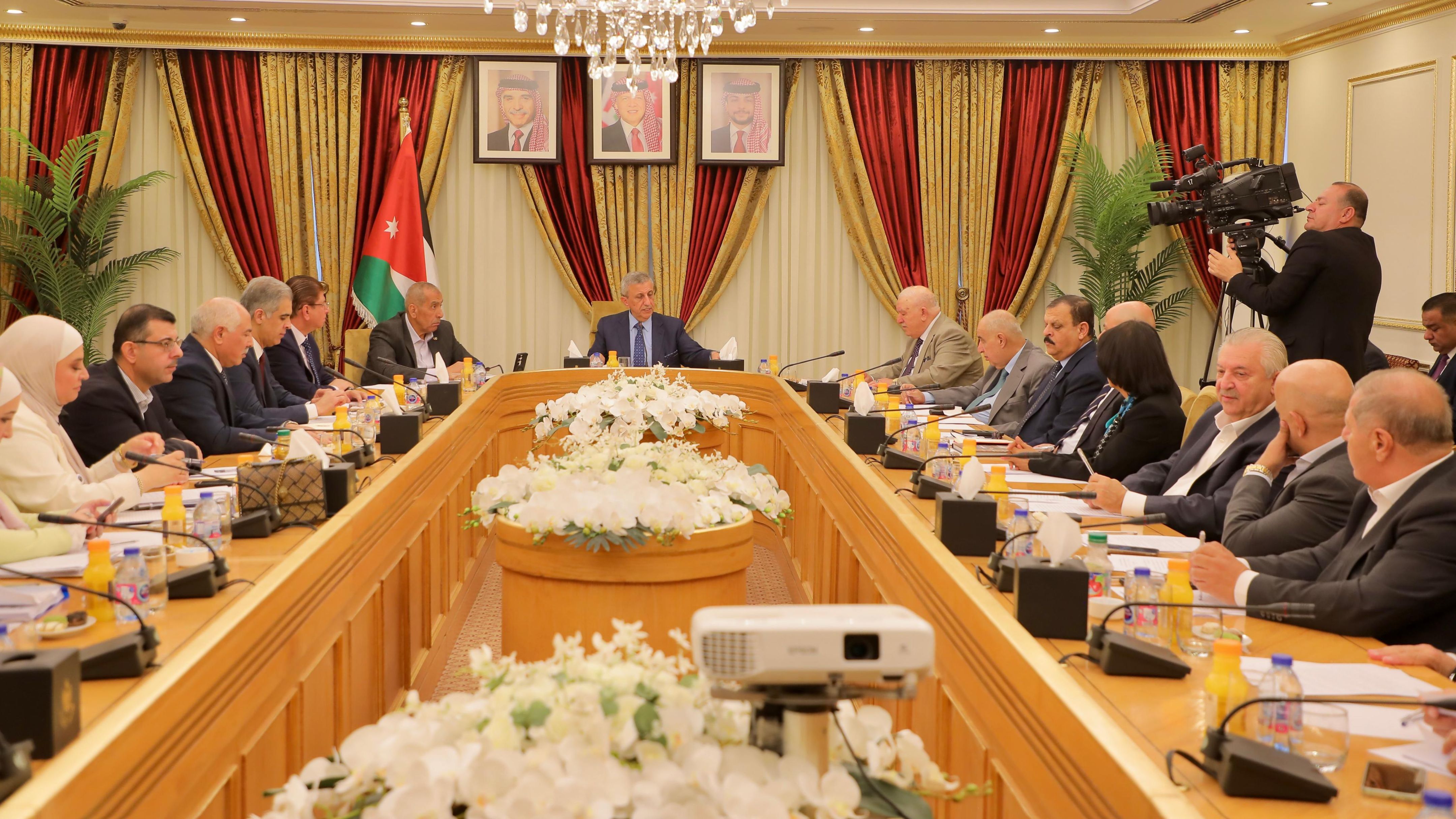 عمل الأعيان تناقش تدابير السلامة المهنية في مواقع العمل 