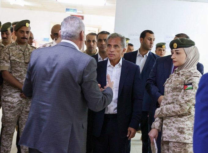 رئيس الوزراء يوجّه لتطوير مخطَّط تنموي شمولي للأزرق وعدم تفويت الفرصة أمامها لتكون مركزاً بيئياً سياحياً جاذباً من محميَّة الشومري والمحمية المائية إلى جانب المسطحات المائيَّة التي يجري العمل على تطويرها 