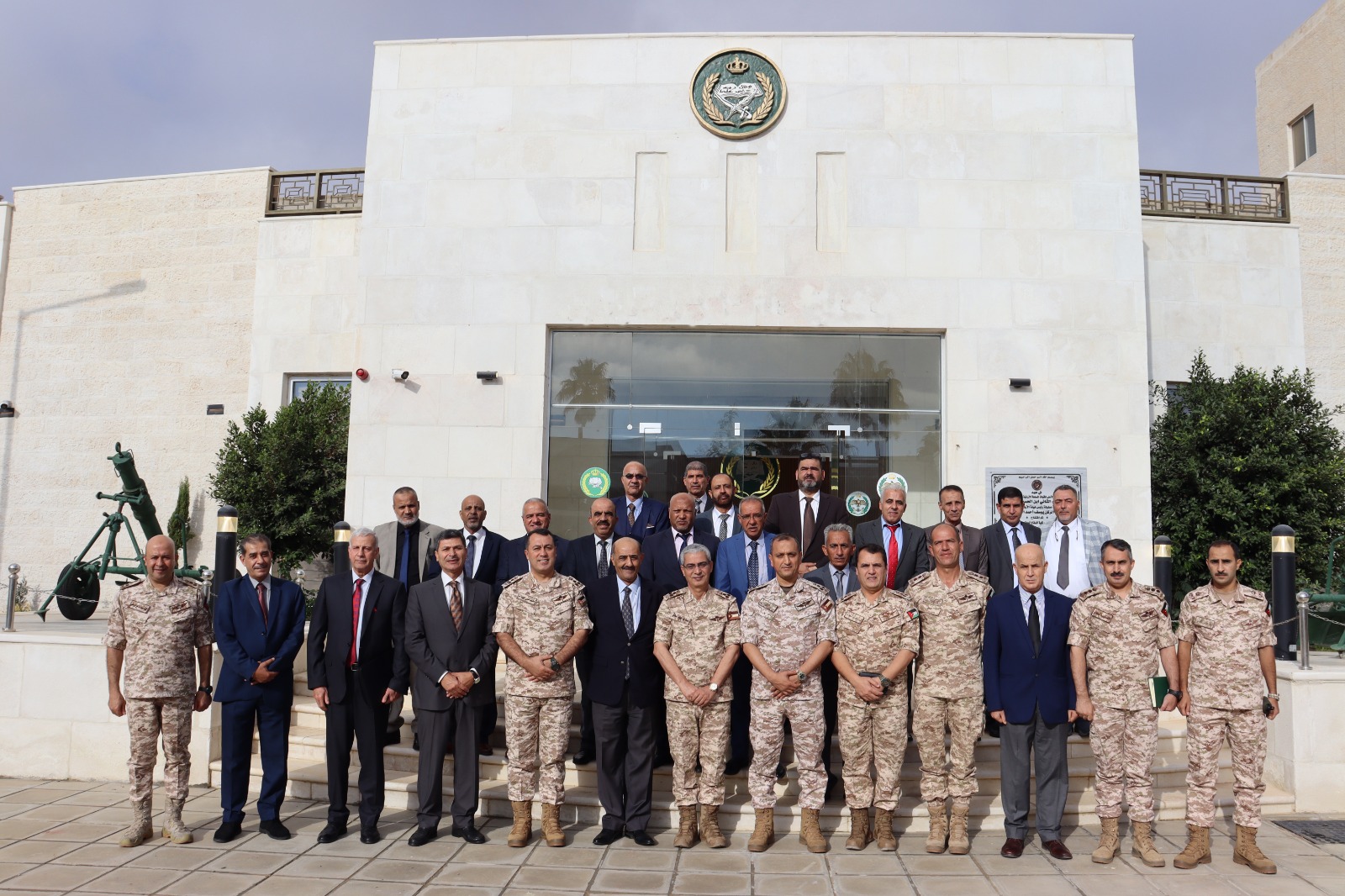 كلية الدفاع تنظم برنامج الحوار الاستراتيجي لمحاضري مادة العلوم العسكرية