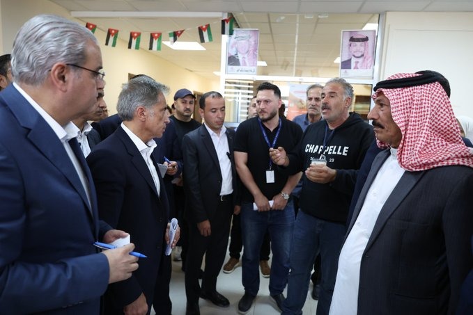 رئيس الوزراء يوجّه لتطوير مخطَّط تنموي شمولي للأزرق وعدم تفويت الفرصة أمامها لتكون مركزاً بيئياً سياحياً جاذباً من محميَّة الشومري والمحمية المائية إلى جانب المسطحات المائيَّة التي يجري العمل على تطويرها 