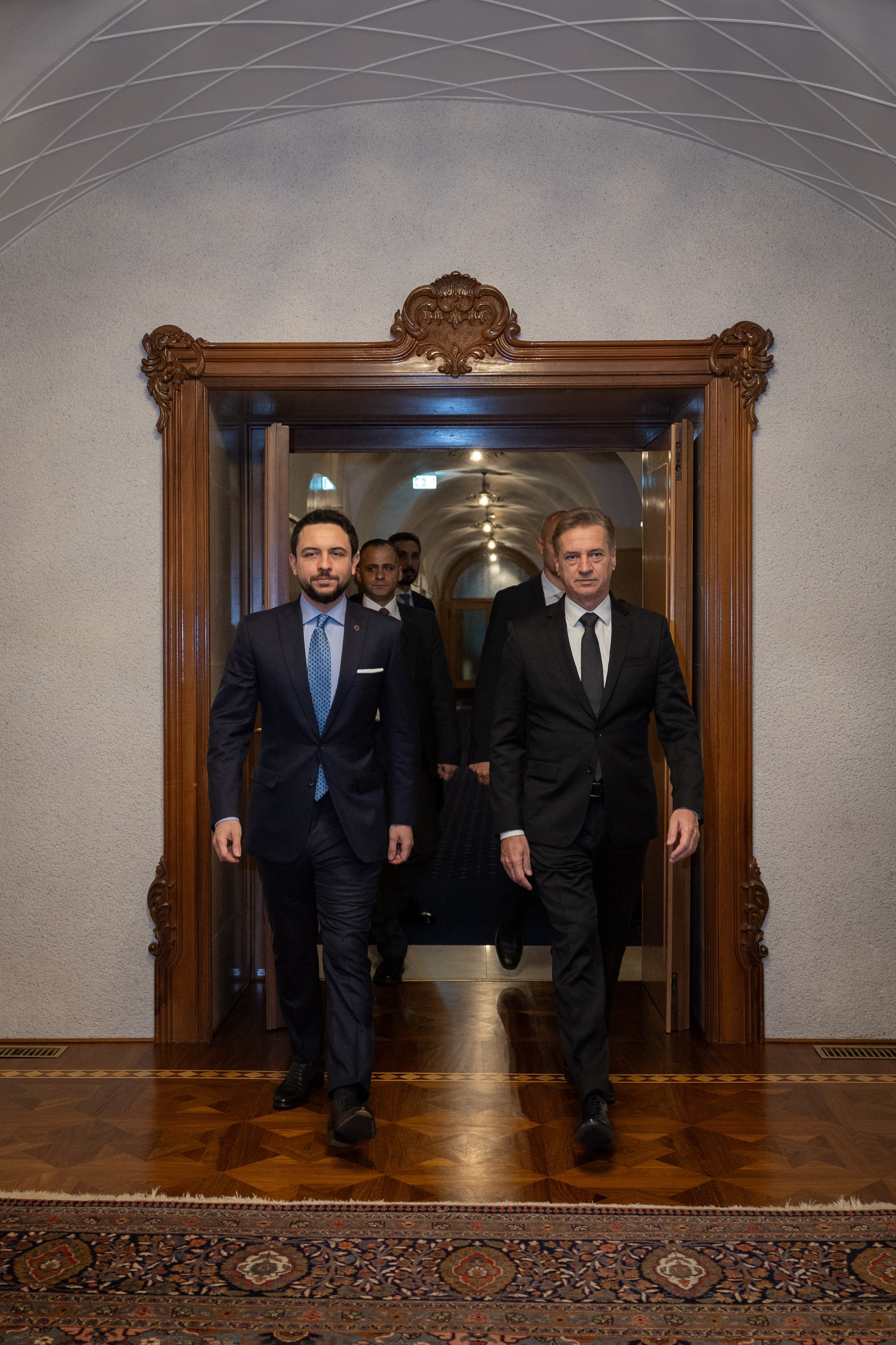 مندوبا عن الملك، ولي العهد يلتقي رئيس وزراء سلوفينيا ويؤكدان حرصهما على الارتقاء بالعلاقات بين البلدين إلى مستوى الشراكة الاستراتيجية