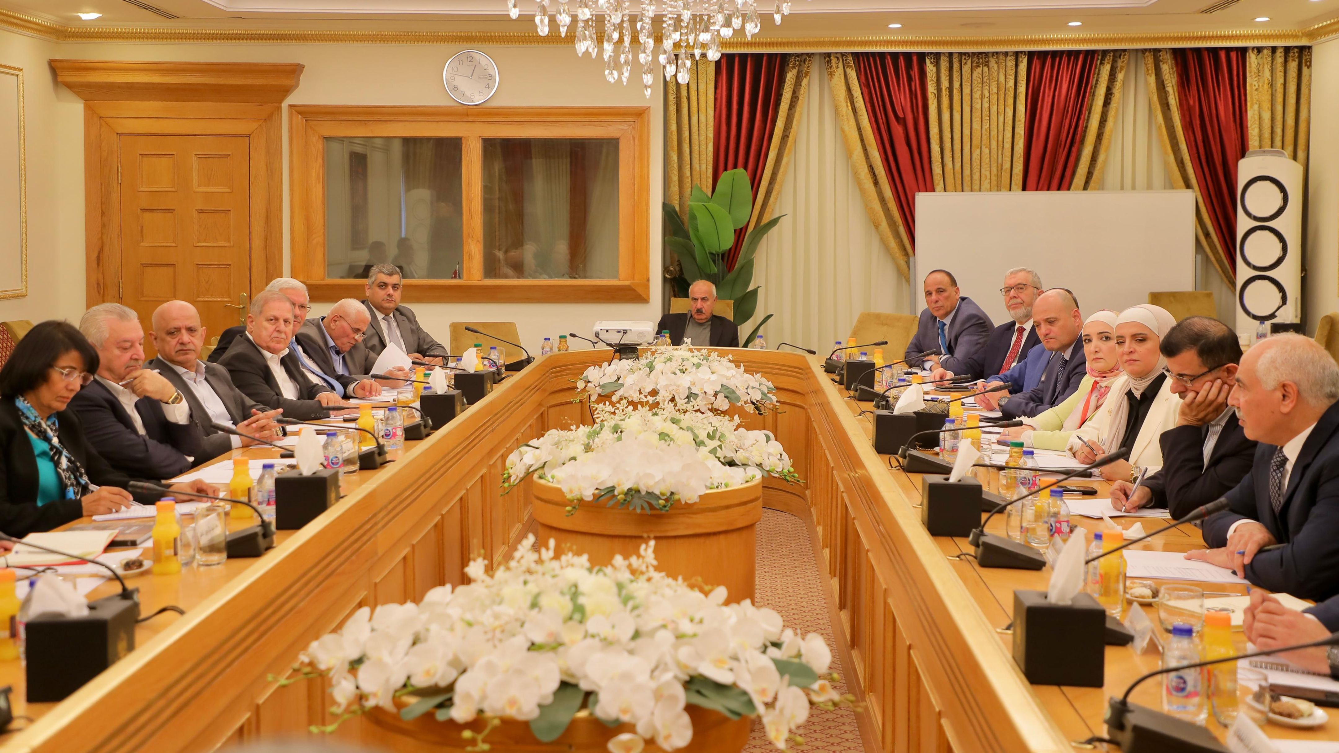 عمل الأعيان تناقش تدابير السلامة المهنية في مواقع العمل 