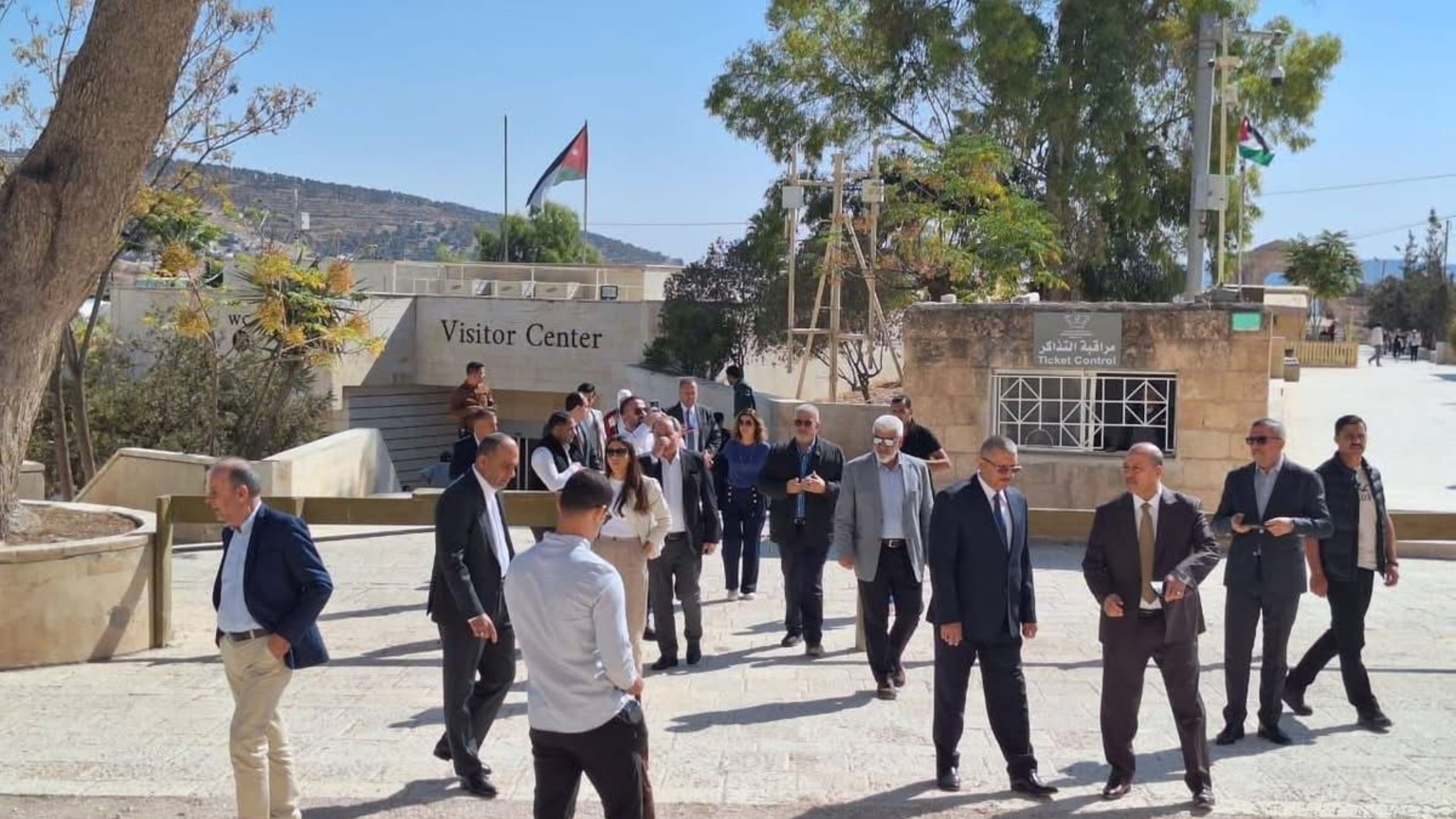 وفد رؤساء المحاكم الدستورية العرب يزور المدينة الأثرية في جرش