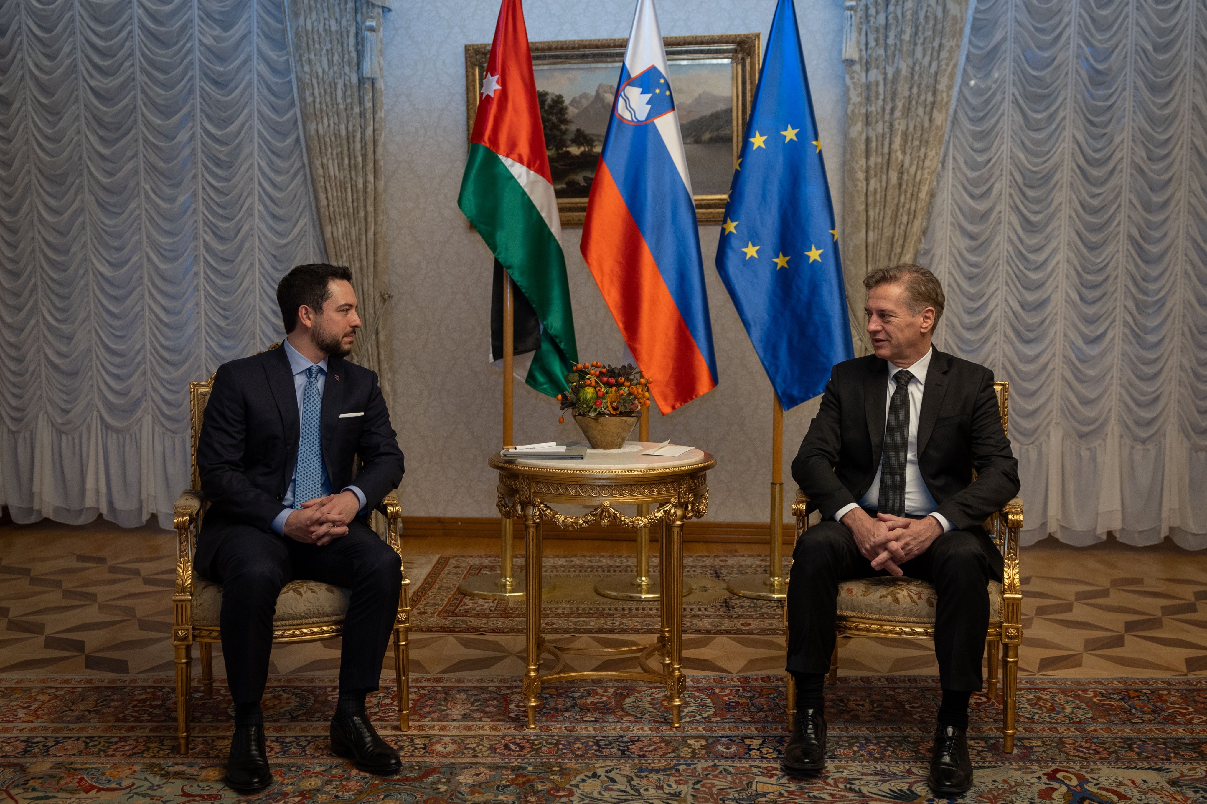 مندوبا عن الملك، ولي العهد يلتقي رئيس وزراء سلوفينيا ويؤكدان حرصهما على الارتقاء بالعلاقات بين البلدين إلى مستوى الشراكة الاستراتيجية