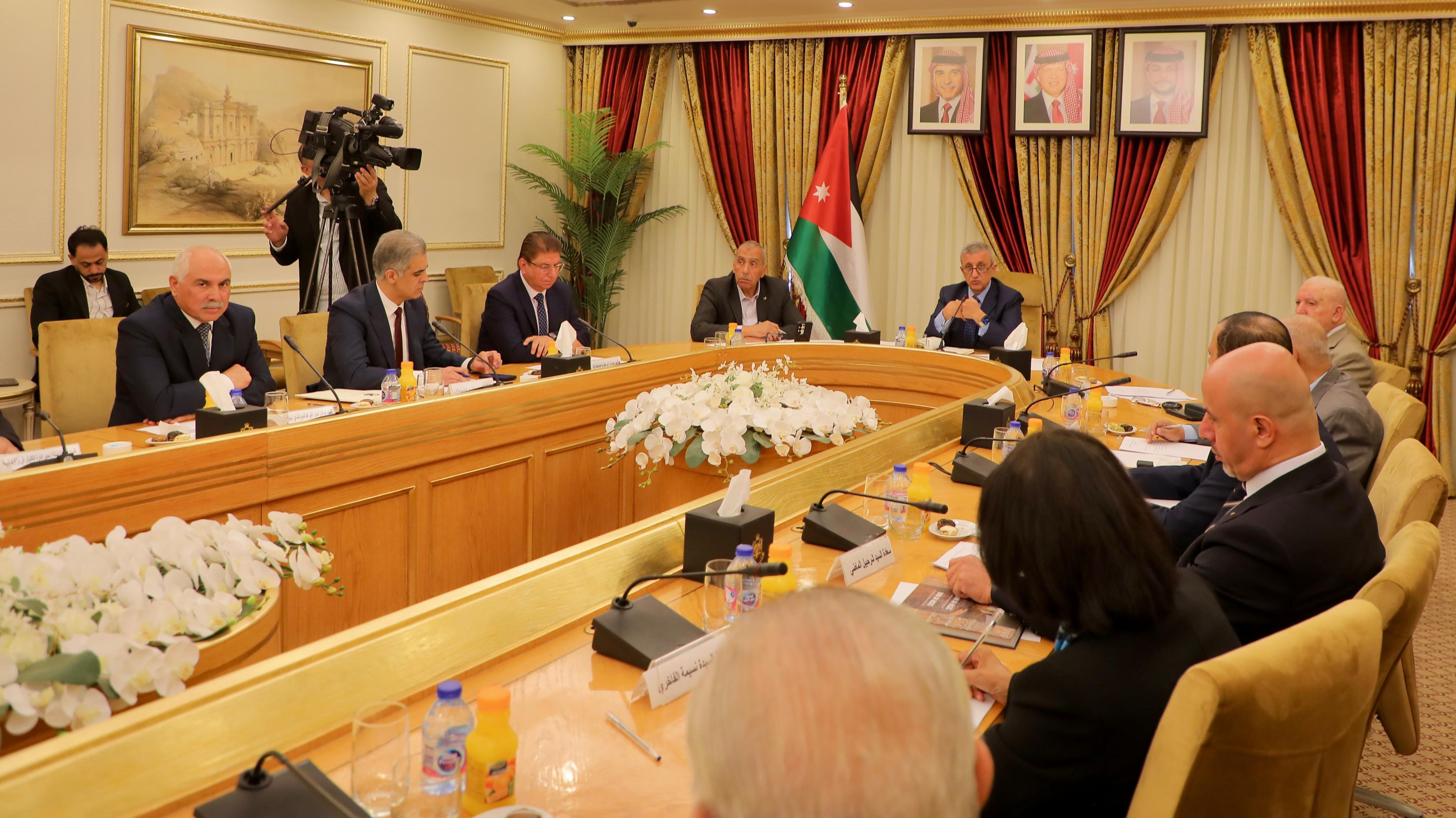 عمل الأعيان تناقش تدابير السلامة المهنية في مواقع العمل 