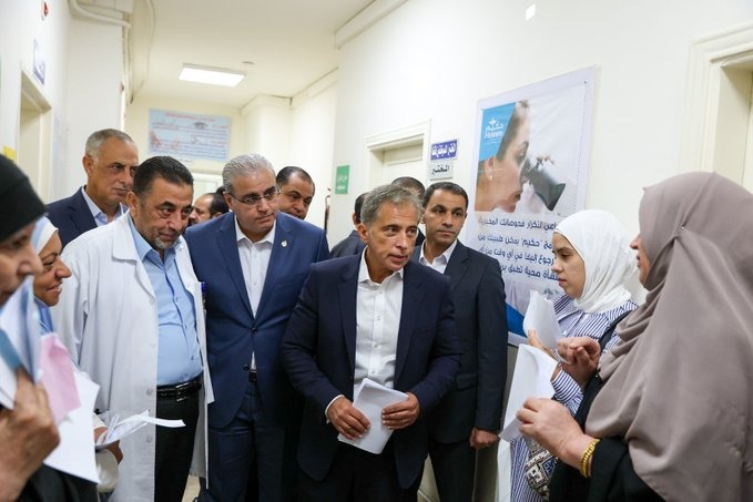 رئيس الوزراء يوجّه لتطوير مخطَّط تنموي شمولي للأزرق وعدم تفويت الفرصة أمامها لتكون مركزاً بيئياً سياحياً جاذباً من محميَّة الشومري والمحمية المائية إلى جانب المسطحات المائيَّة التي يجري العمل على تطويرها 