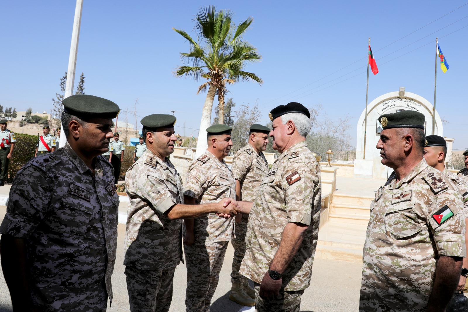 الحنيطي يزور عدد من تشكيلات القوات المسلحة ويشيد بكفاءتها