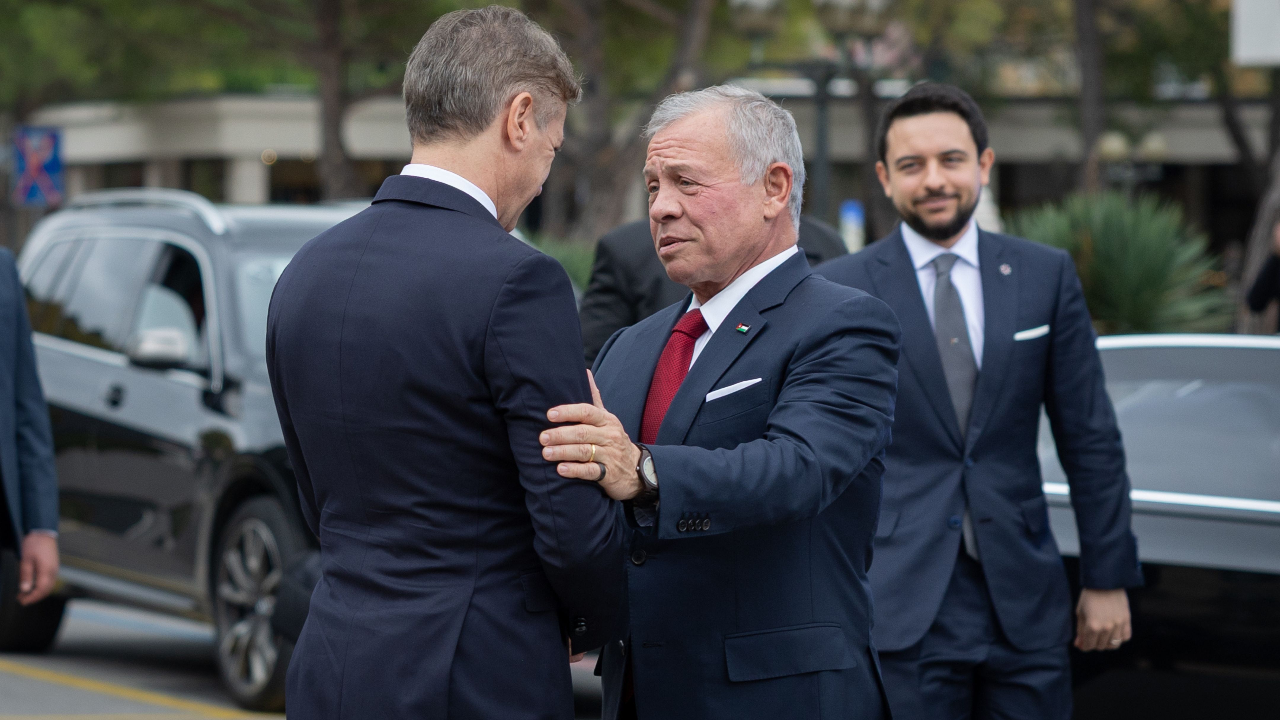 الملك يدعو خلال قمة ميد 9 إلى العمل المشترك لضمان التزام جميع الأطراف باتفاق إنهاء الحرب في غزة