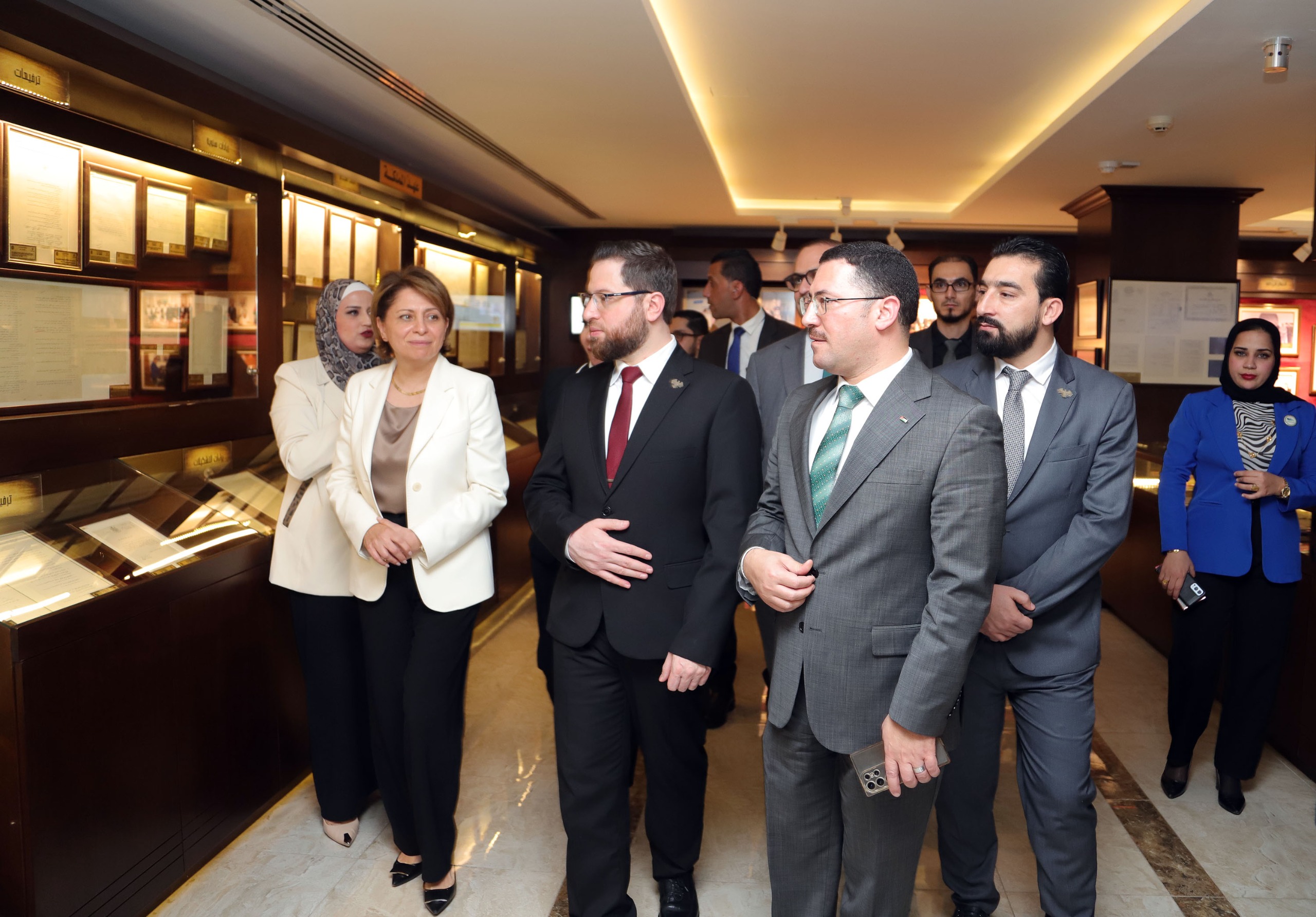 الإدارة العامة ومركز الخدمات الشامل يعرضان إنجازاتهما لوفد وزارة التنمية الإدارية السوري