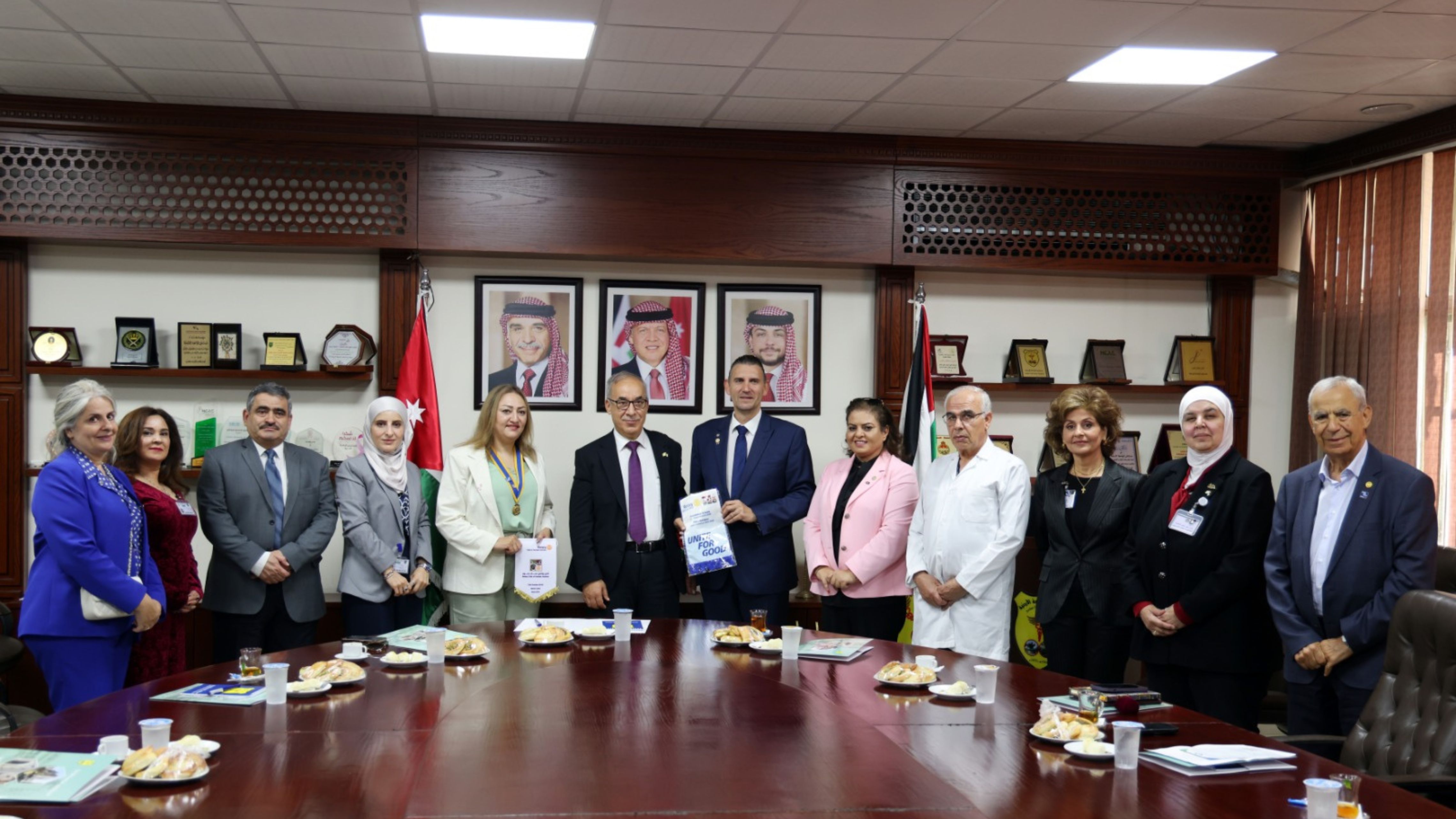 وفد من الروتاري الدولي يطلع على سير عمل مشروع محاربة فقدان البصر