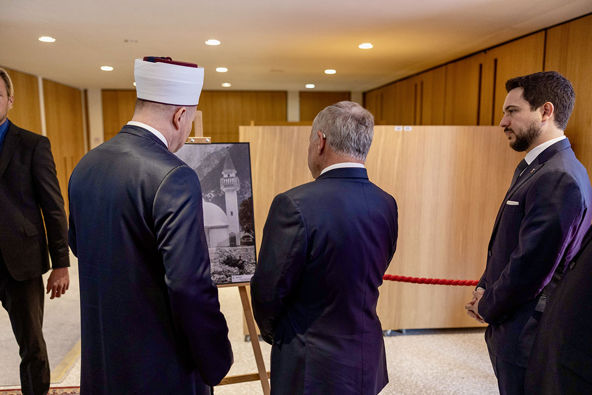 الملك، يرافقه ولي العهد، يزور المركز الثقافي الإسلامي في مدينة ليوبليانا السلوفينية