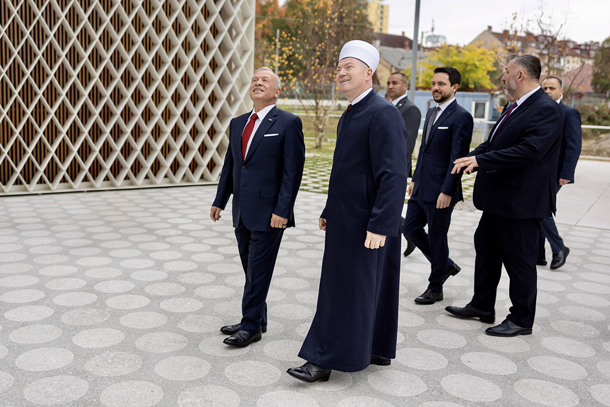 الملك، يرافقه ولي العهد، يزور المركز الثقافي الإسلامي في مدينة ليوبليانا السلوفينية