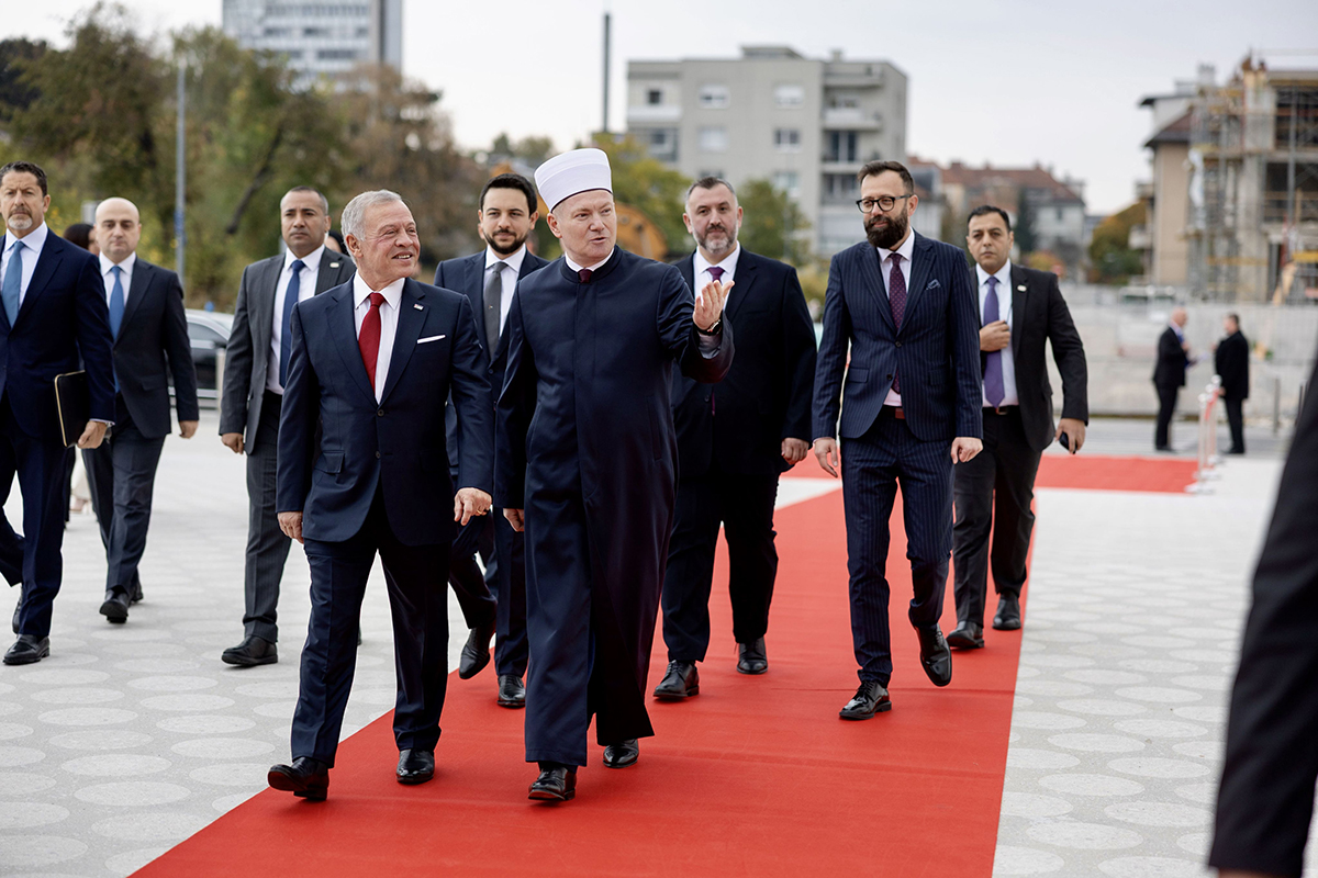 الملك، يرافقه ولي العهد، يزور المركز الثقافي الإسلامي في مدينة ليوبليانا السلوفينية