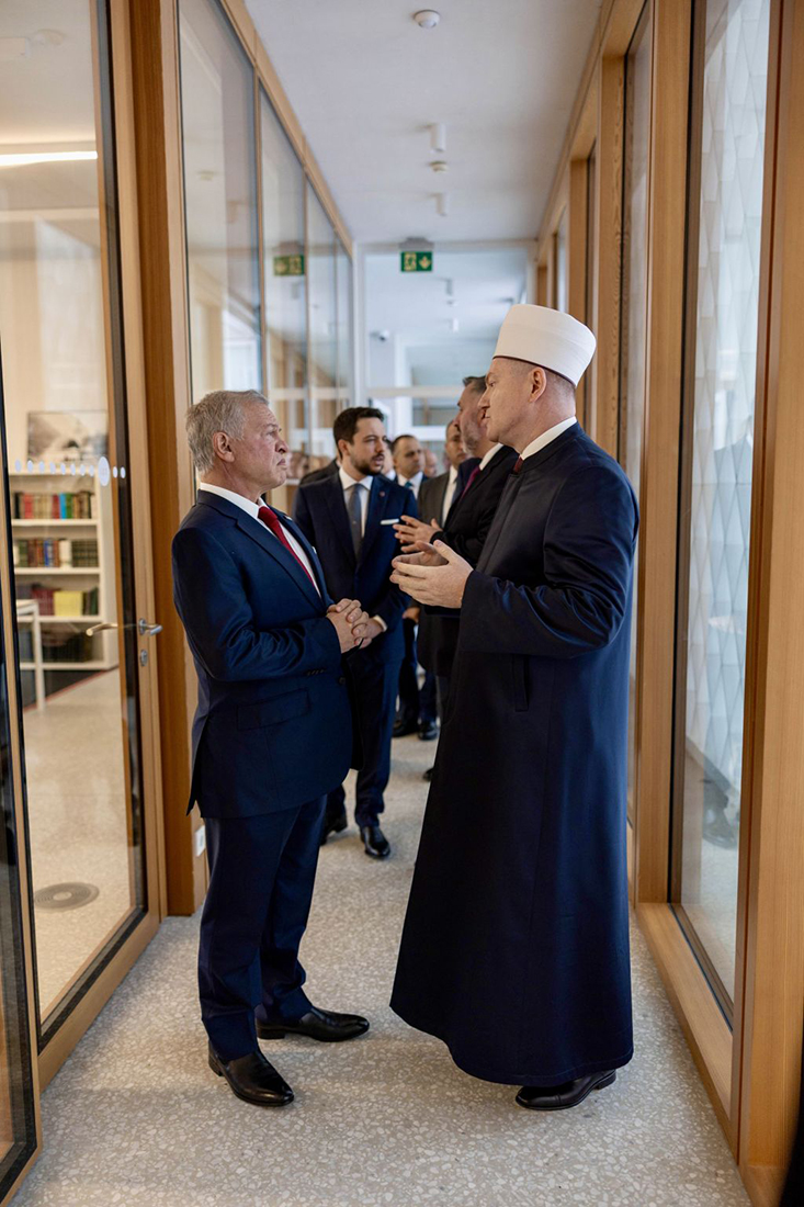 الملك، يرافقه ولي العهد، يزور المركز الثقافي الإسلامي في مدينة ليوبليانا السلوفينية