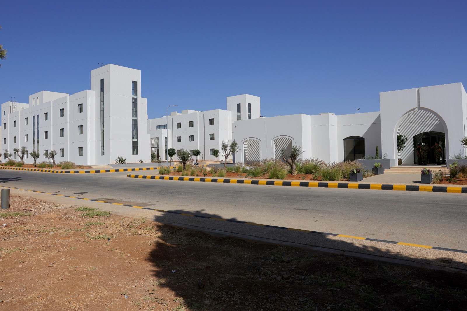 الحنيطي يزور عدد من تشكيلات القوات المسلحة ويشيد بكفاءتها