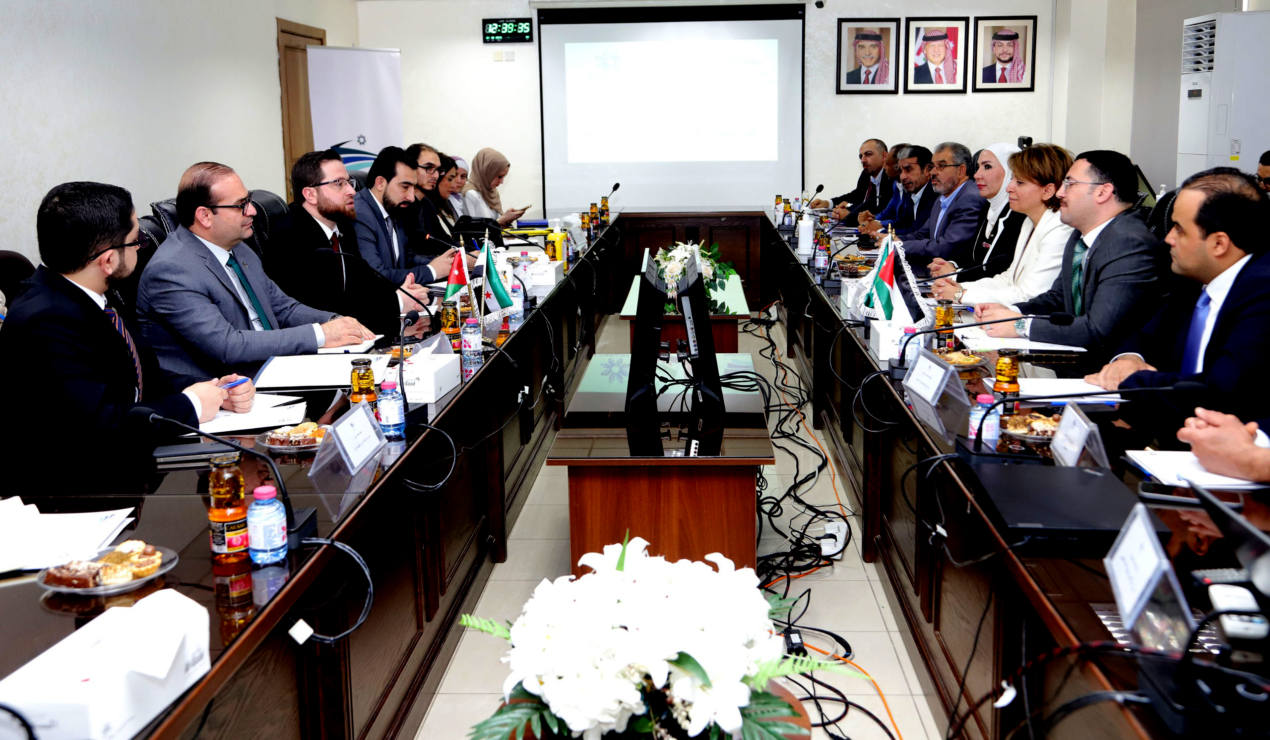 الإدارة العامة ومركز الخدمات الشامل يعرضان إنجازاتهما لوفد وزارة التنمية الإدارية السوري