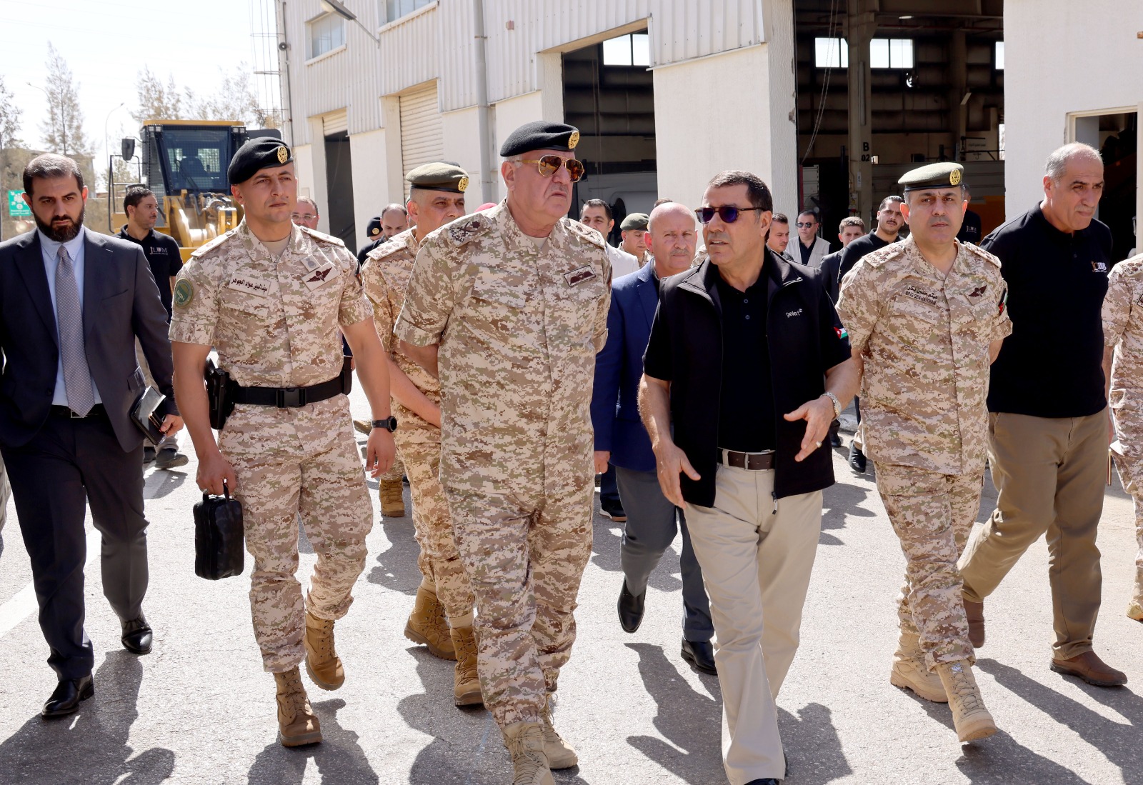 الحنيطي يزور عدد من تشكيلات القوات المسلحة ويشيد بكفاءتها