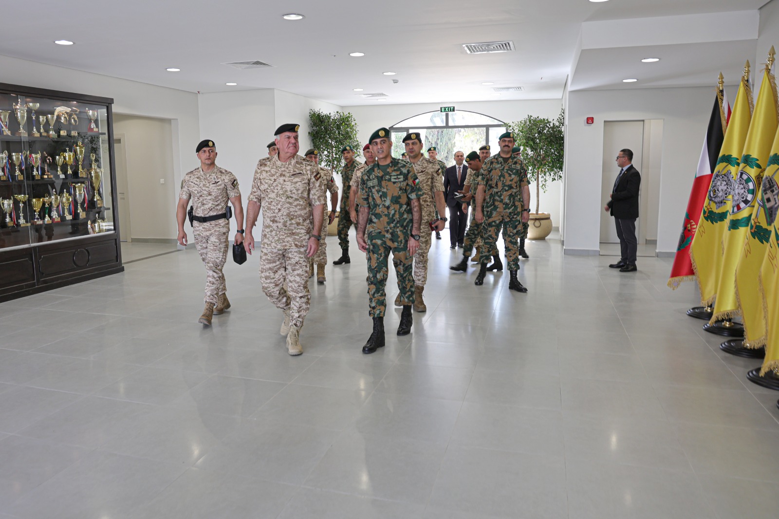 الحنيطي يزور عدد من تشكيلات القوات المسلحة ويشيد بكفاءتها