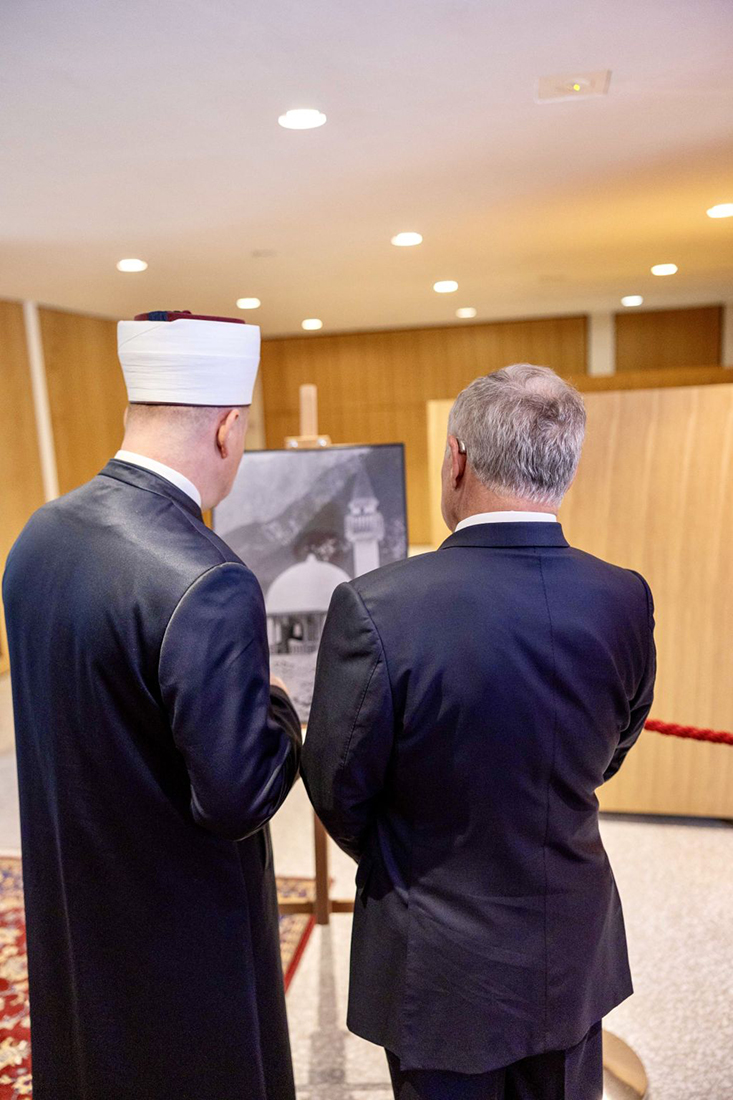 الملك، يرافقه ولي العهد، يزور المركز الثقافي الإسلامي في مدينة ليوبليانا السلوفينية