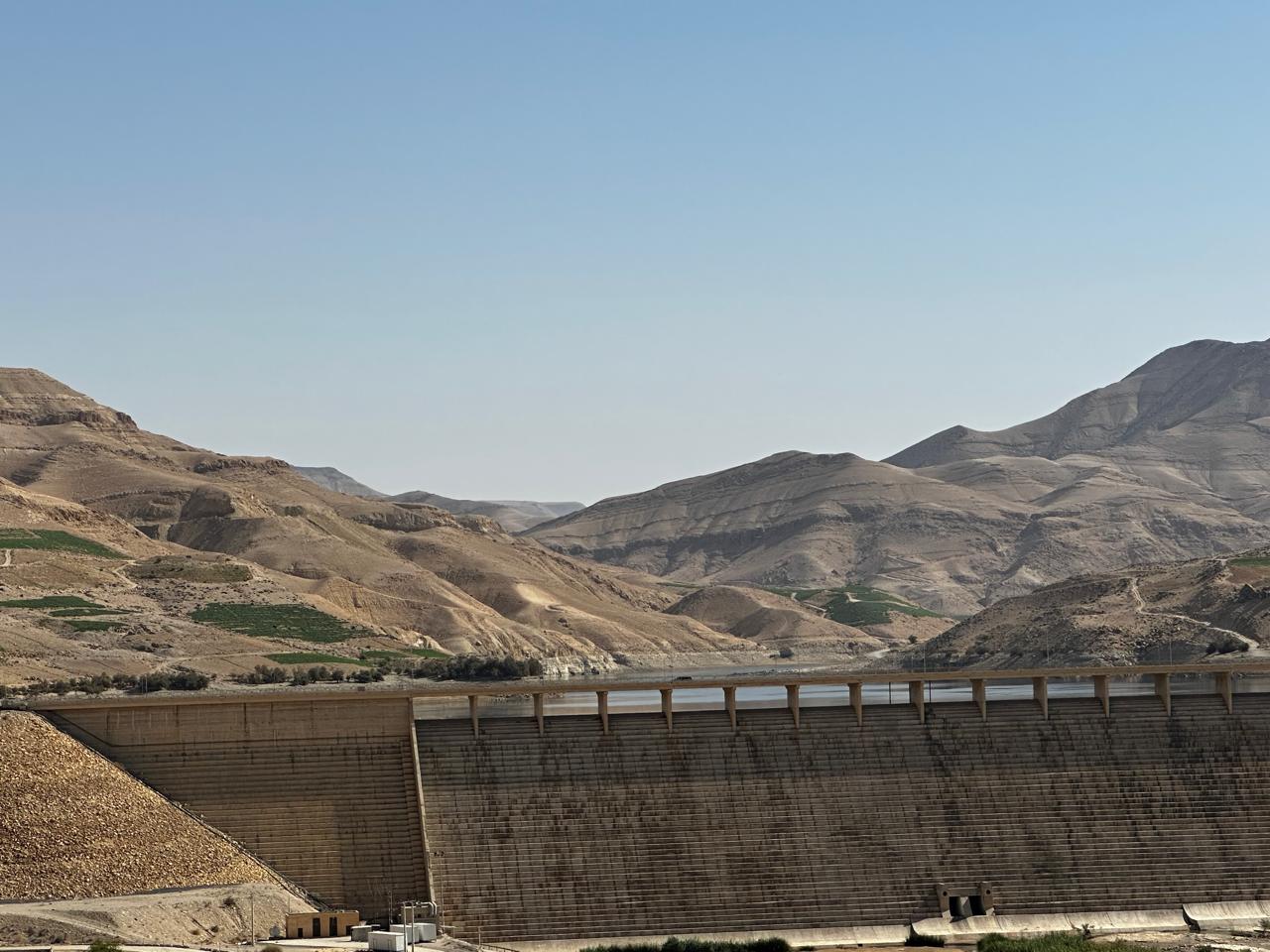 وزير الأشغال يتفقد مشروع معالجة الانزلاق على طريق الموجب