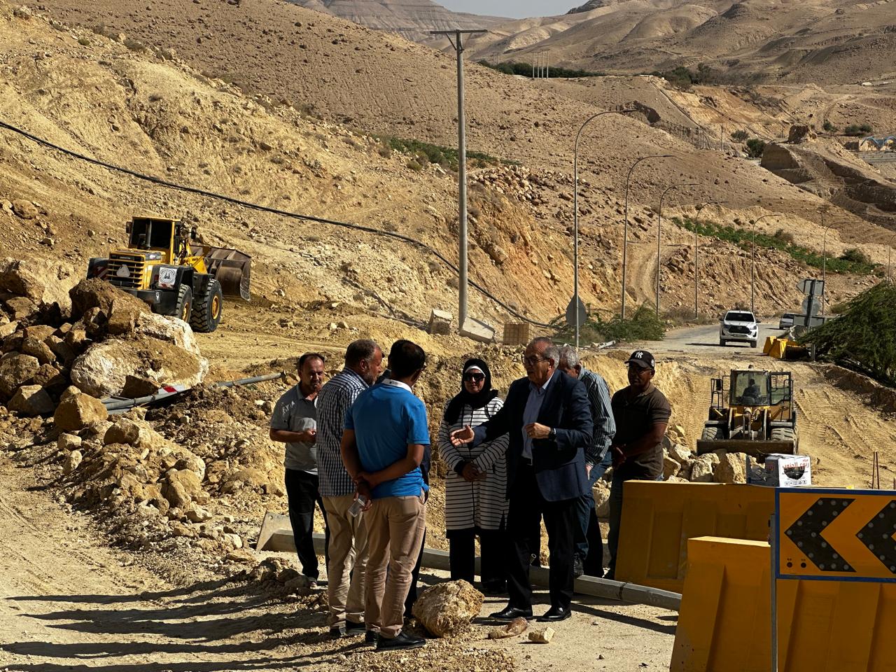 وزير الأشغال يتفقد مشروع معالجة الانزلاق على طريق الموجب