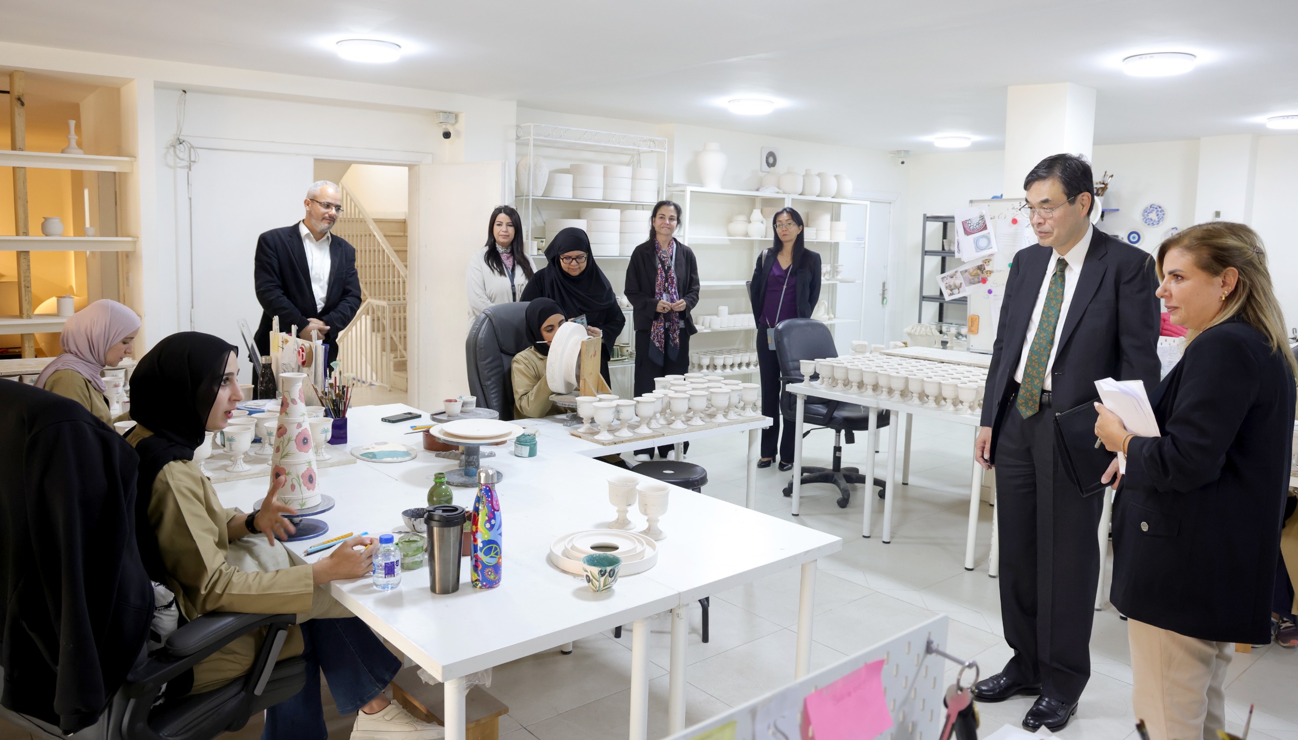 السفارة اليابانية تسلم معدات لشركة بيت البوادي 