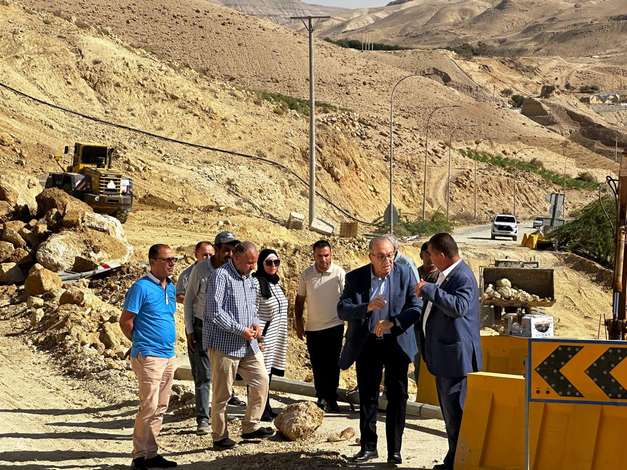 وزير الأشغال يتفقد مشروع معالجة الانزلاق على طريق الموجب