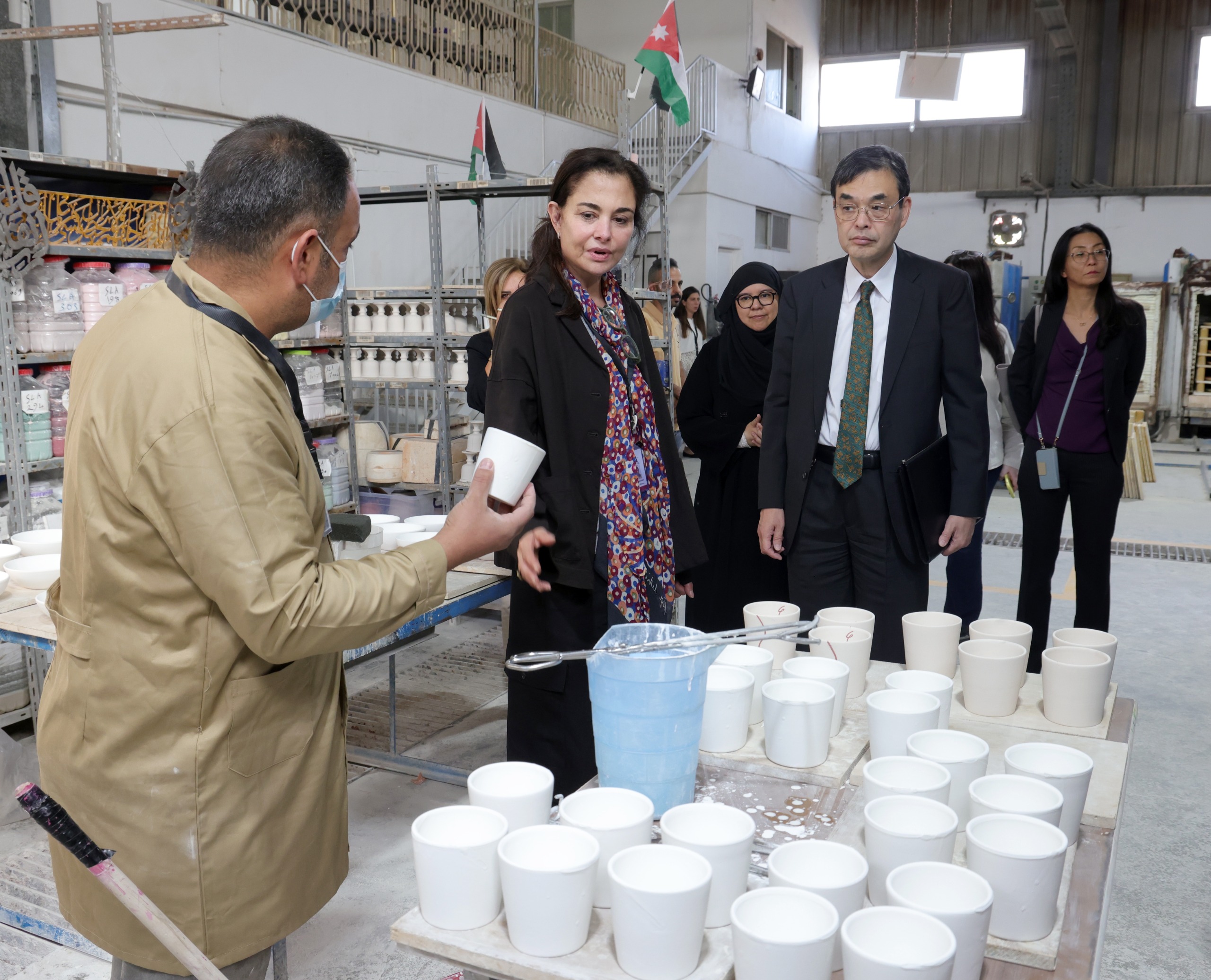 السفارة اليابانية تسلم معدات لشركة بيت البوادي 