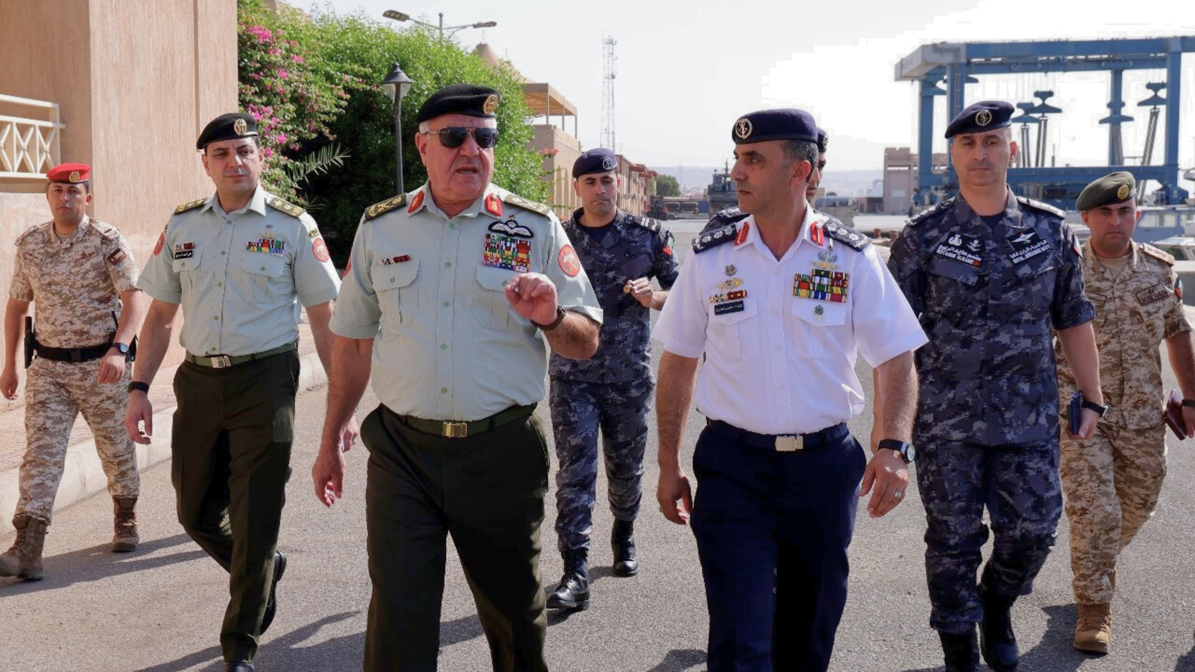 رئيس هيئة الأركان المشتركة يزور القوة البحرية والزوارق الملكية