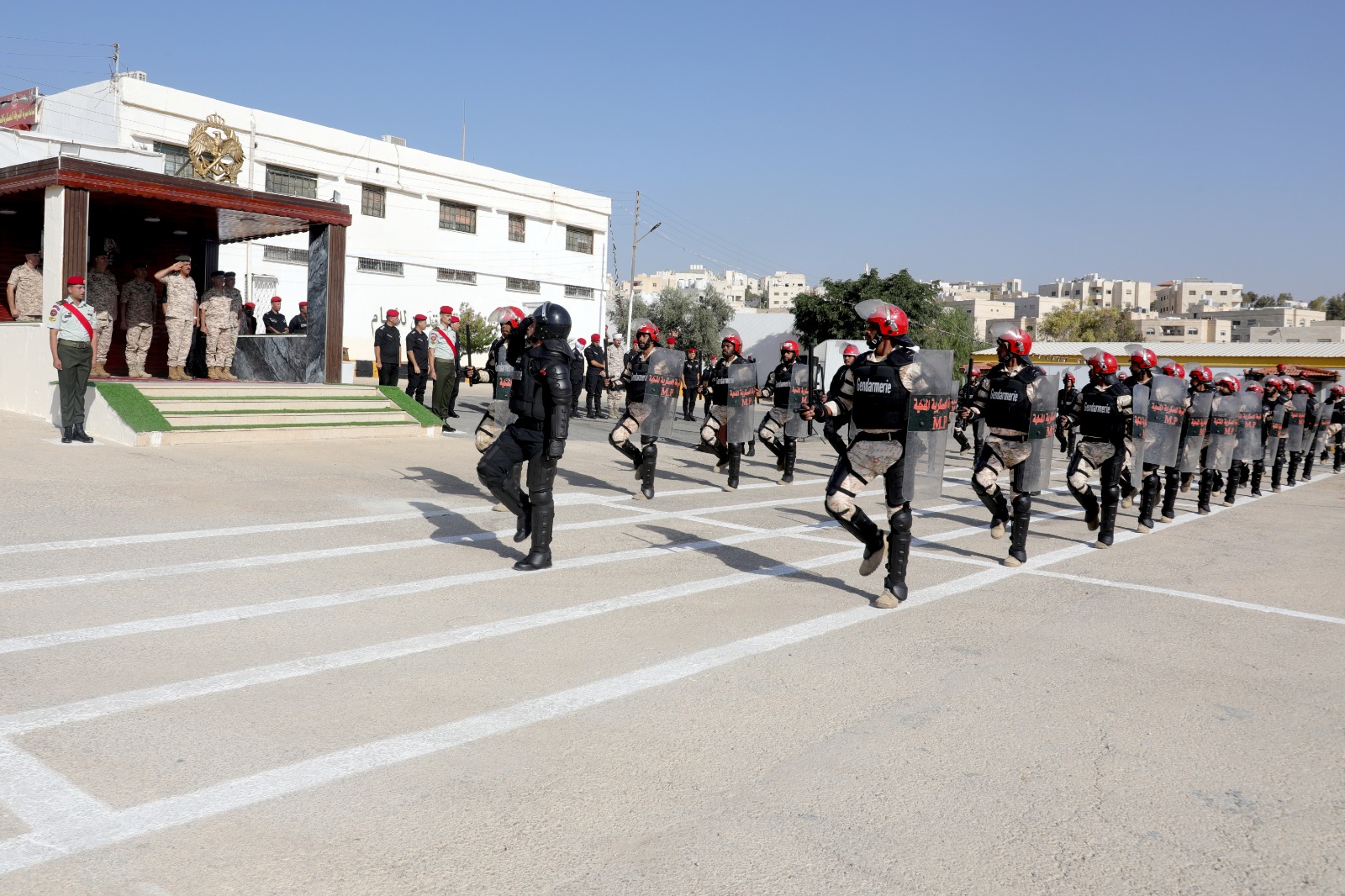 اختتام عدد من دورات مكافحة وفض الشغب بقيادة الشرطة العسكرية