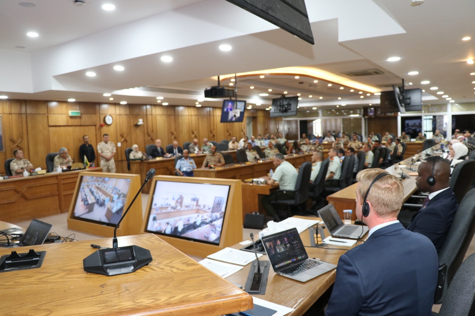 اختتام دورة الاستراتيجية والقيادة العليا في كلية الدفاع الوطني