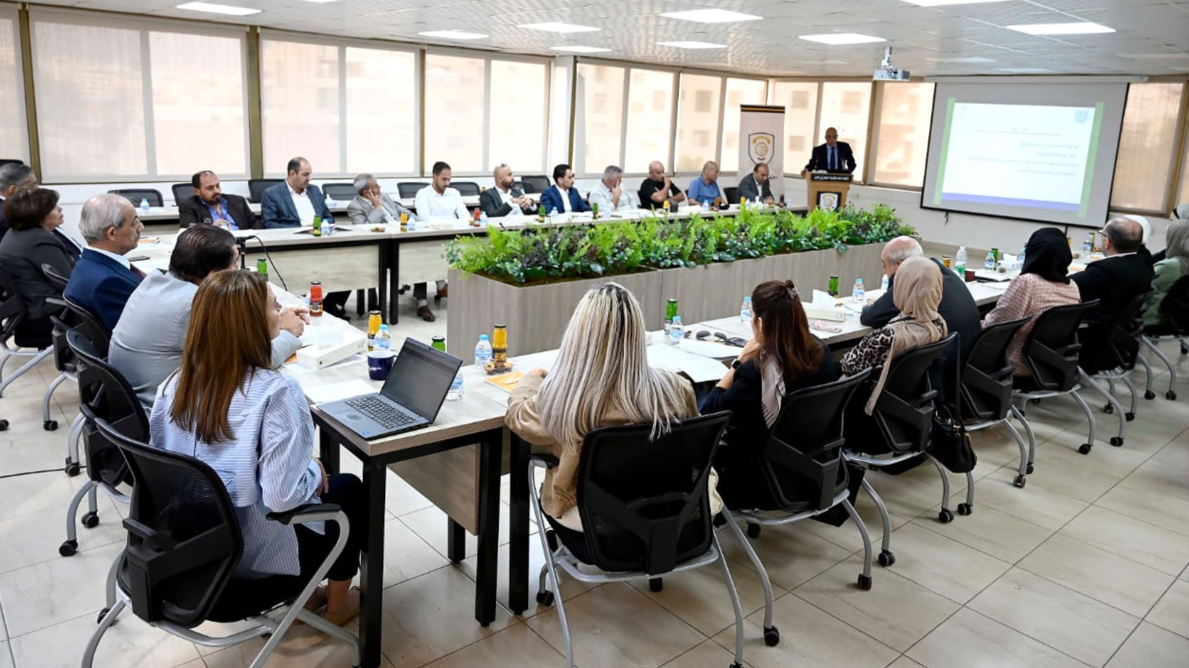 جلسة تبحث تعزيز بيئة عمل آمنة وخالية من العنف 