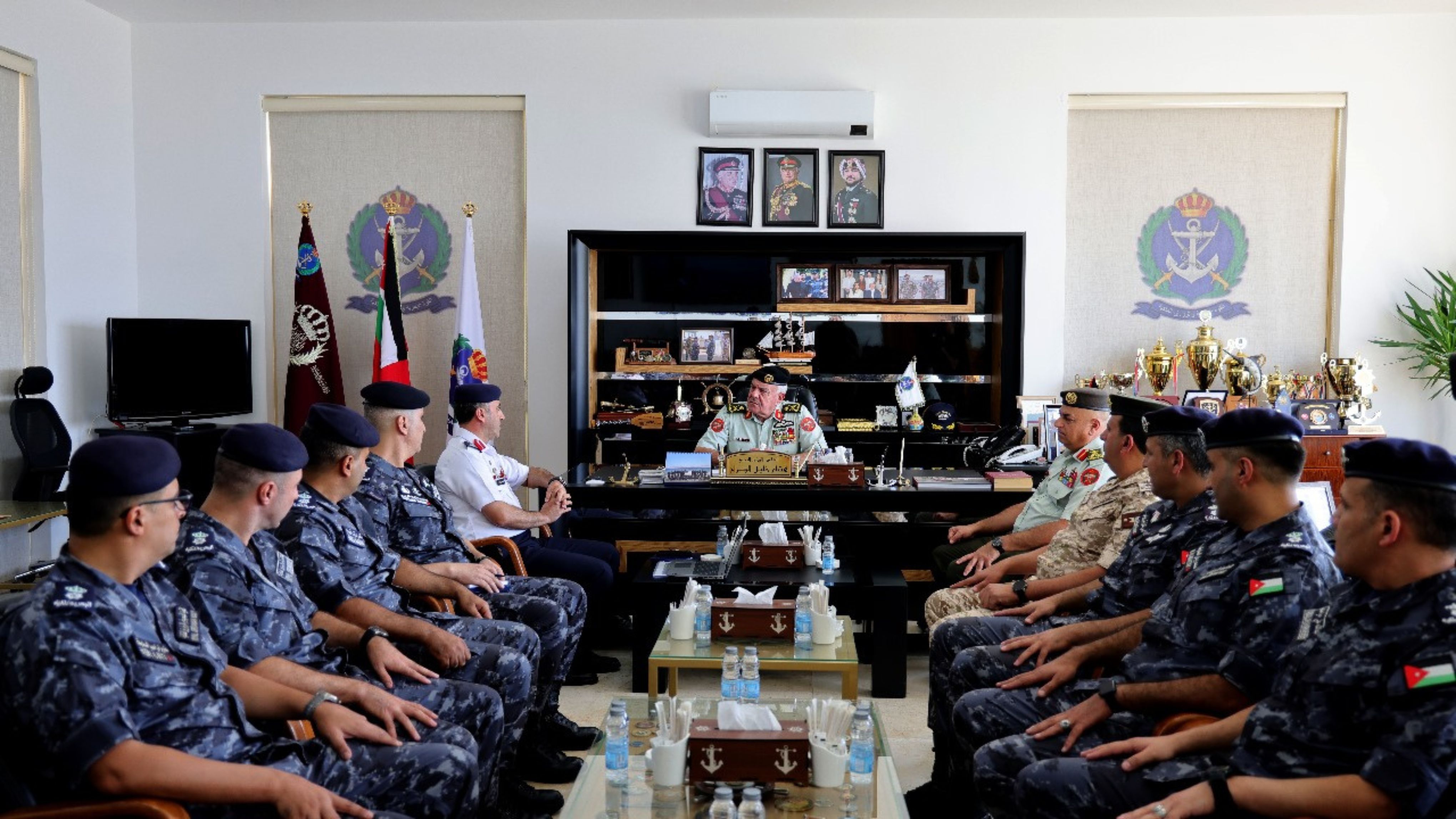 رئيس هيئة الأركان المشتركة يزور القوة البحرية والزوارق الملكية