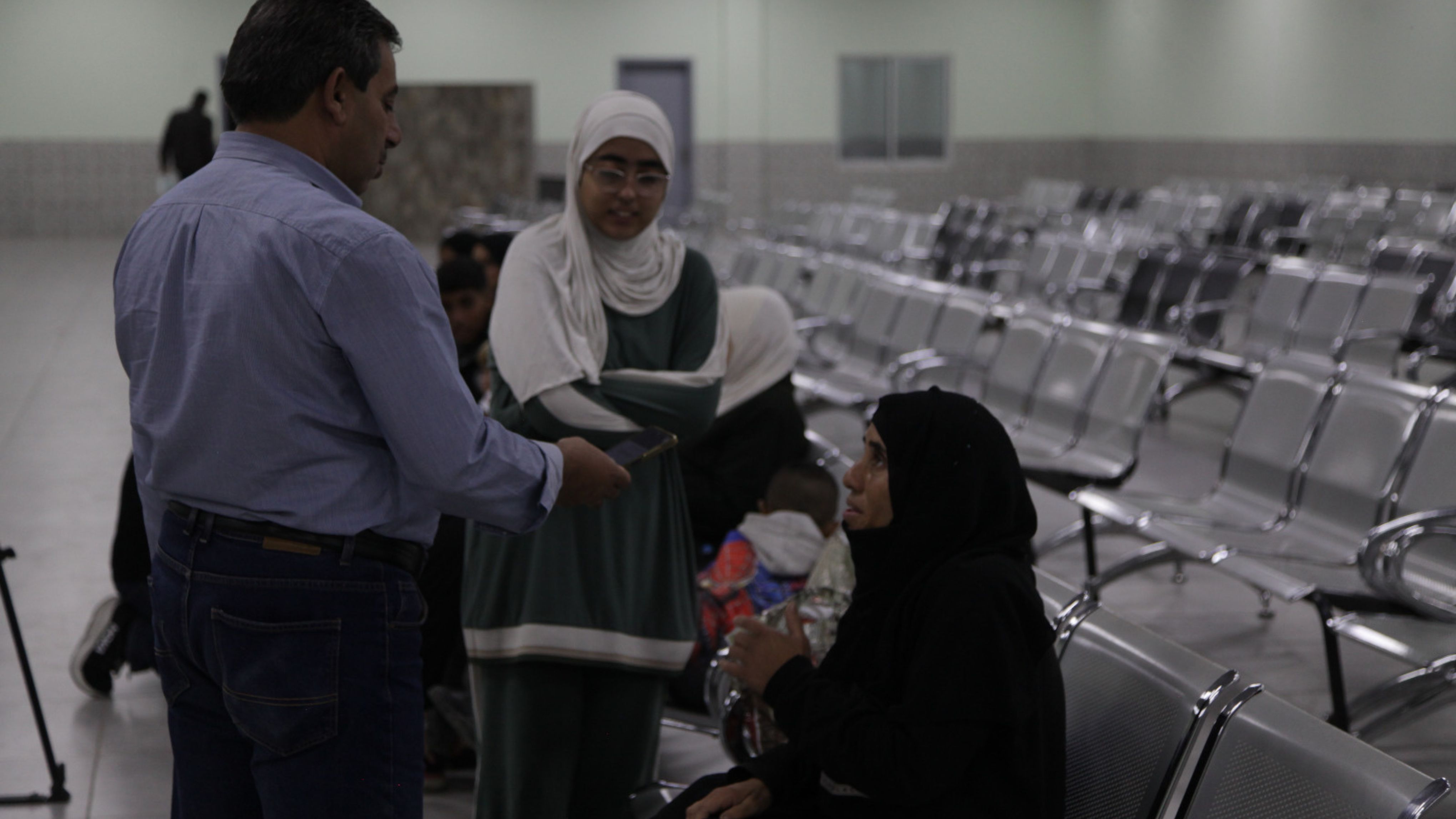 وجوه غزية أنهكها الدمار تستعيد الابتسامة والحياة في رحاب الأردن