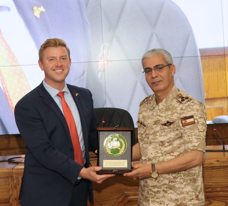 اختتام دورة الاستراتيجية والقيادة العليا في كلية الدفاع الوطني