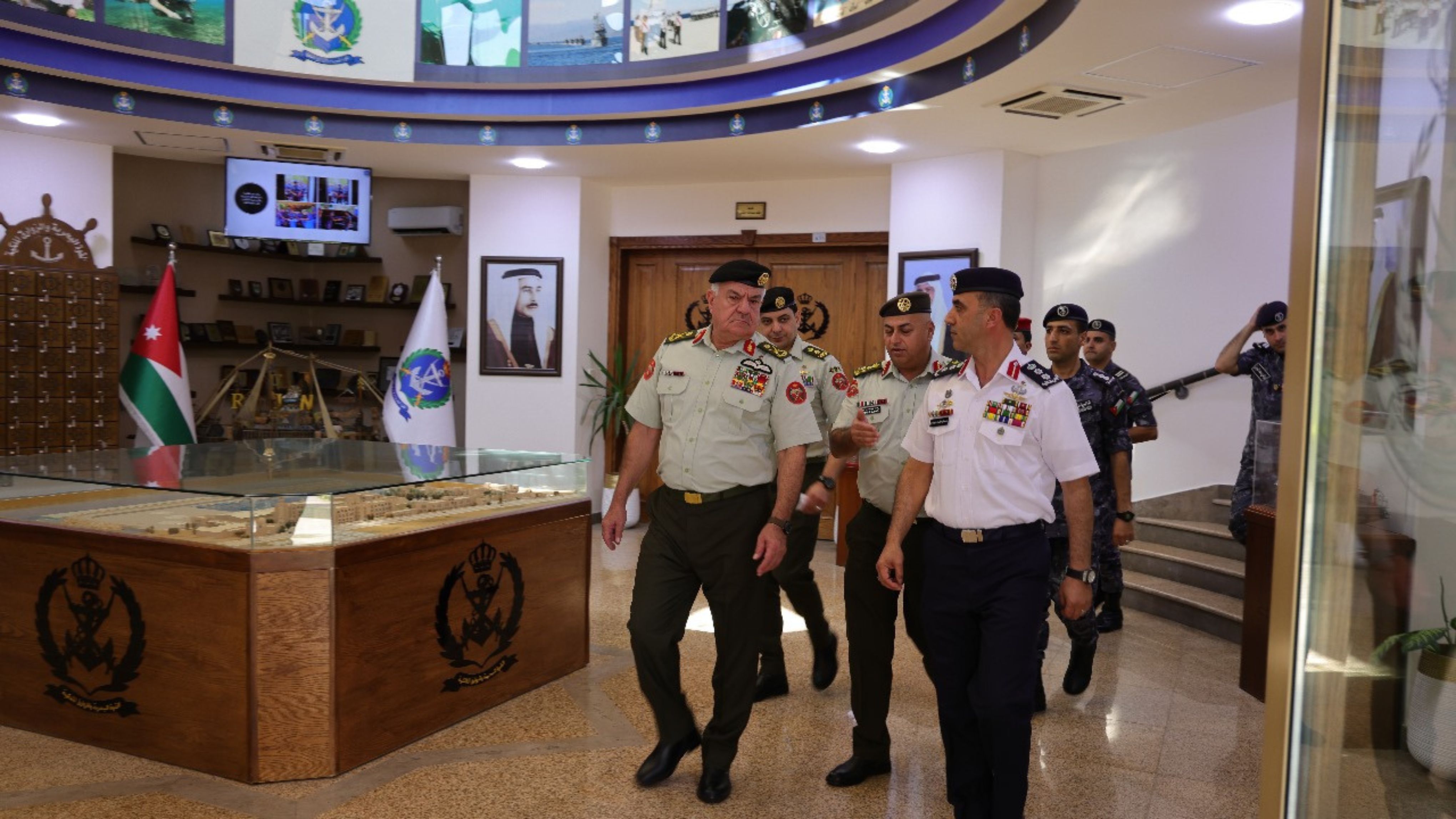 رئيس هيئة الأركان المشتركة يزور القوة البحرية والزوارق الملكية