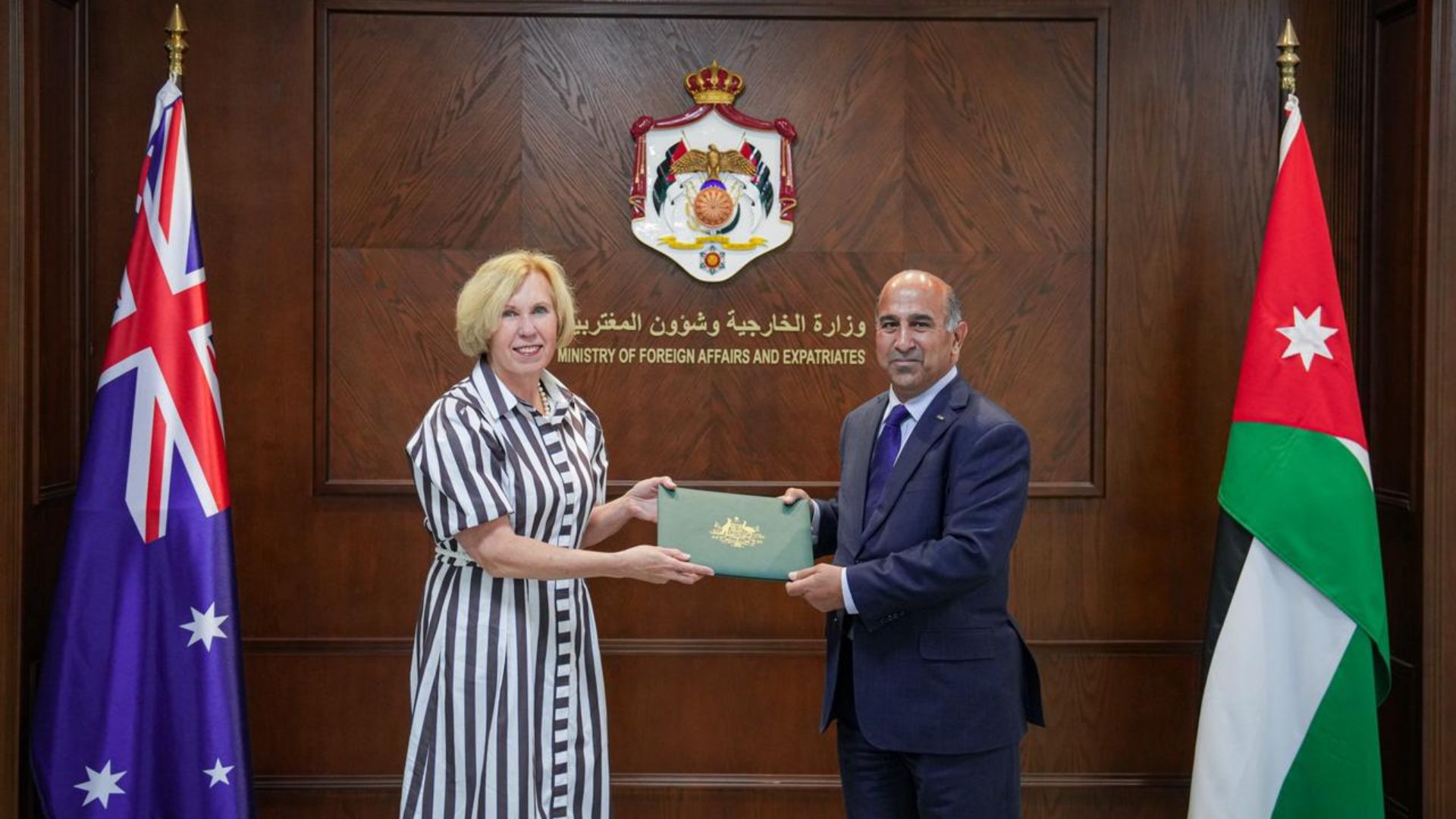 الخارجية تتسلم نسخة من أوراق اعتماد السفيرة الأسترالية