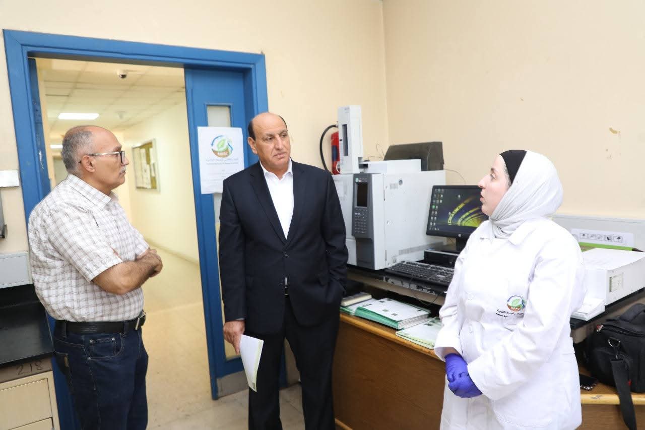 مدير عام البحوث الزراعية يزور مختبر فحص زيت الزيتون