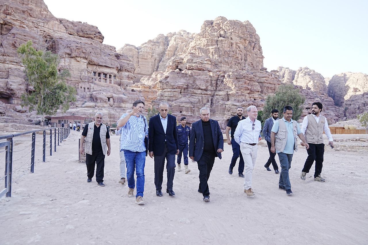 وزير السياحة ورئيس سلطة إقليم البترا يتفقدان مشروع التنقيب بموقع قصر البنت