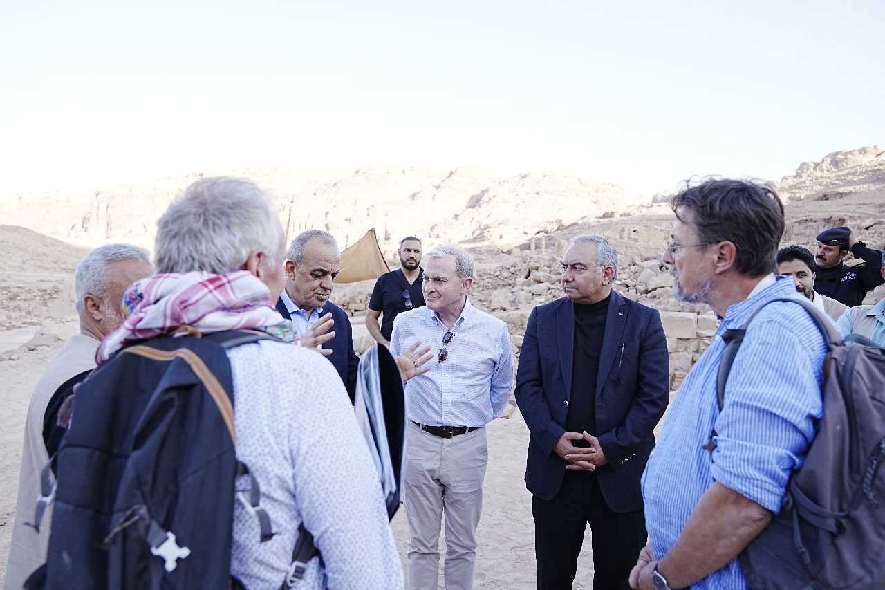 وزير السياحة ورئيس سلطة إقليم البترا يتفقدان مشروع التنقيب بموقع قصر البنت