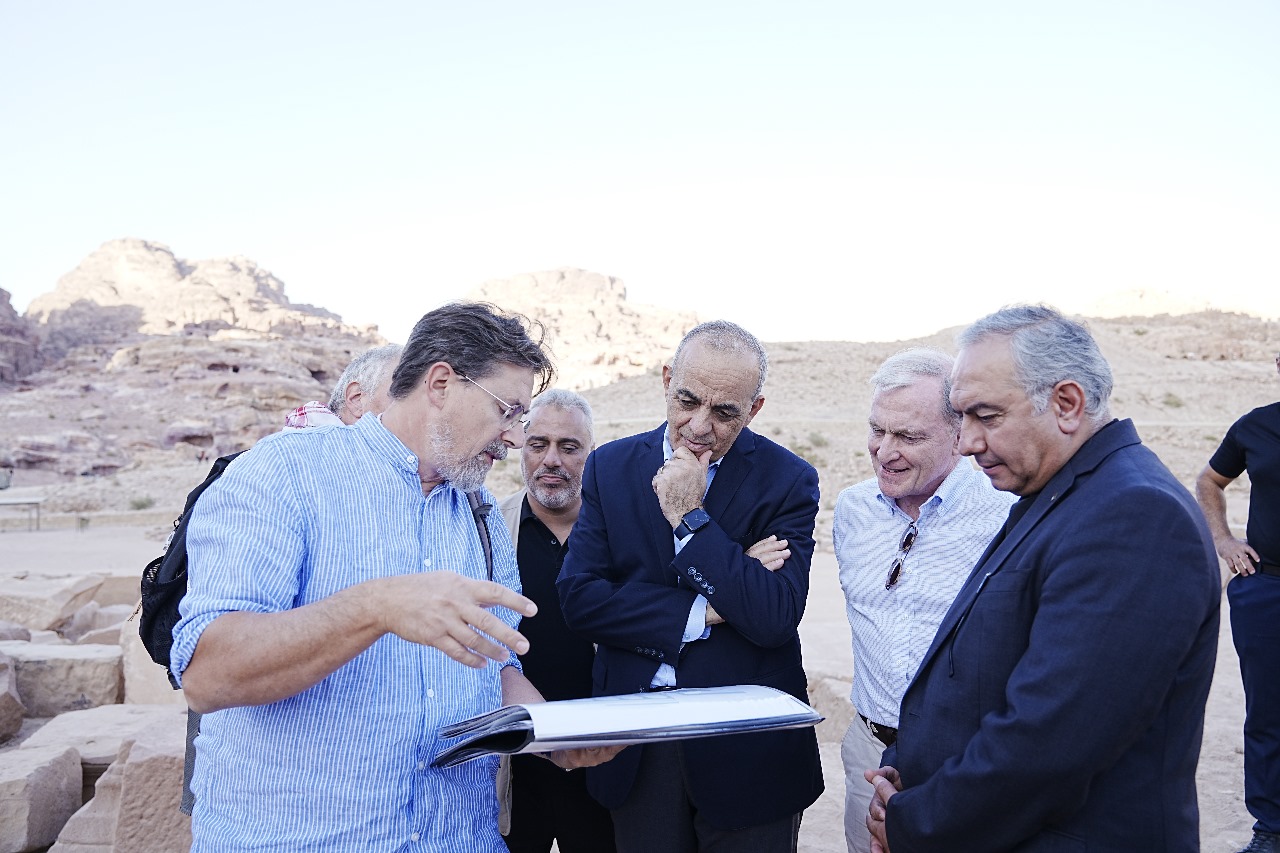 وزير السياحة ورئيس سلطة إقليم البترا يتفقدان مشروع التنقيب بموقع قصر البنت