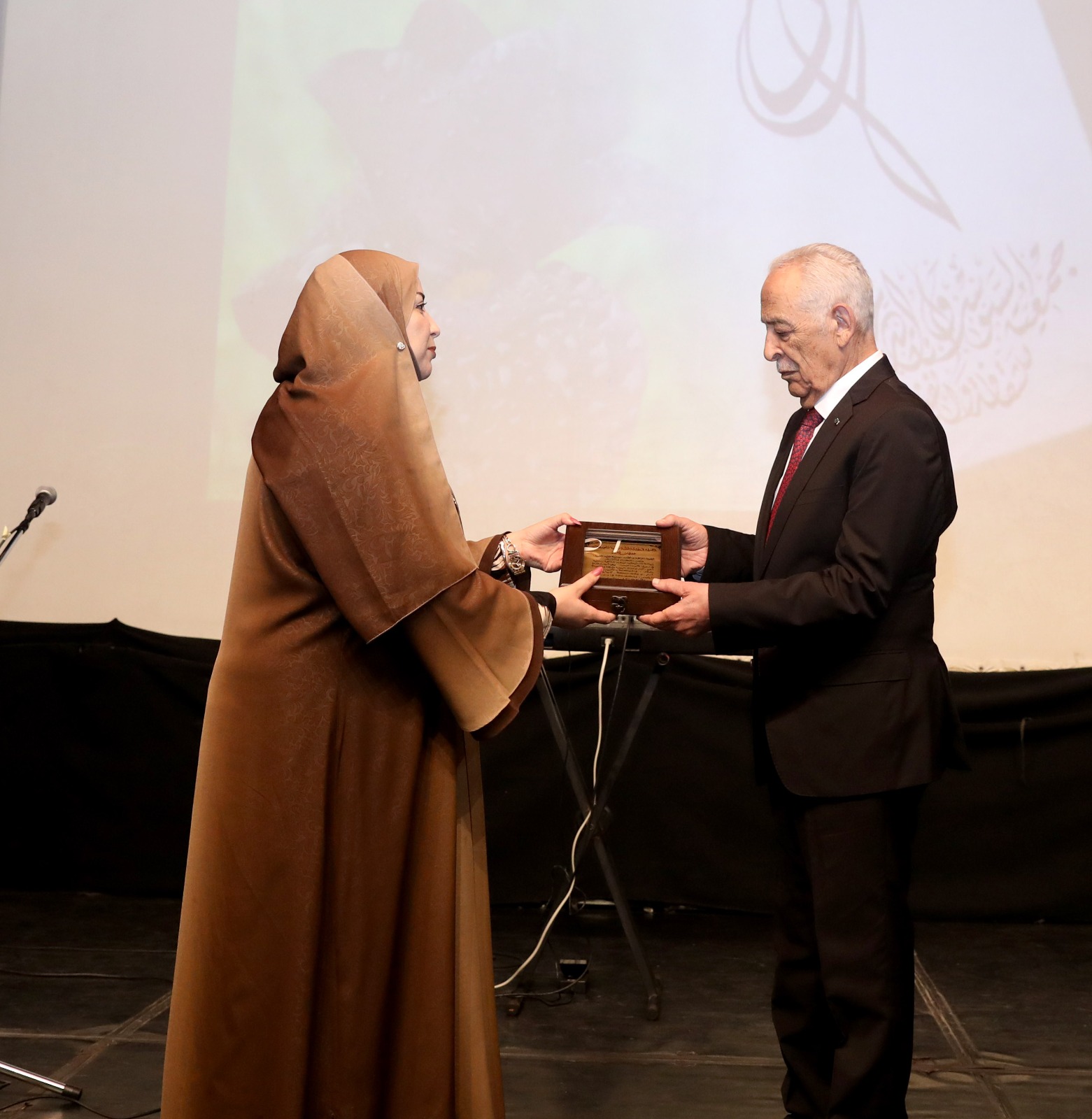 العيسوي يرعى حفل إشهار رواية الشقرا والقمر للروائية اليمنية منار علي 