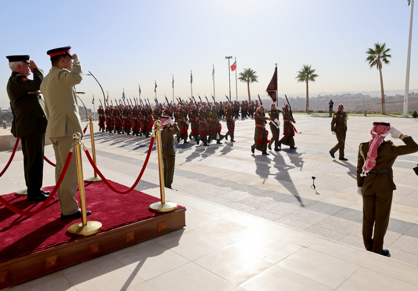 رئيس هيئة الأركان يستقبل رئيس أركان القوات البرية الباكستانية