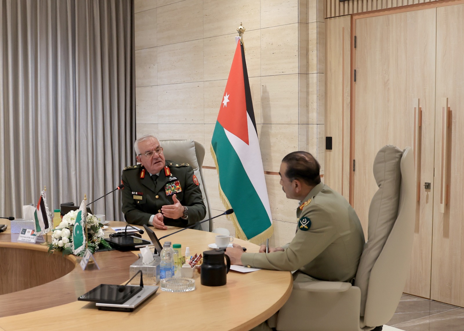 رئيس هيئة الأركان يستقبل رئيس أركان القوات البرية الباكستانية