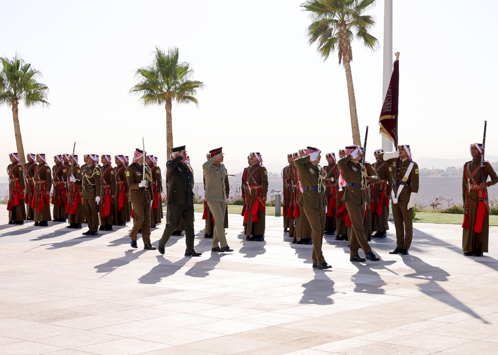 رئيس هيئة الأركان يستقبل رئيس أركان القوات البرية الباكستانية