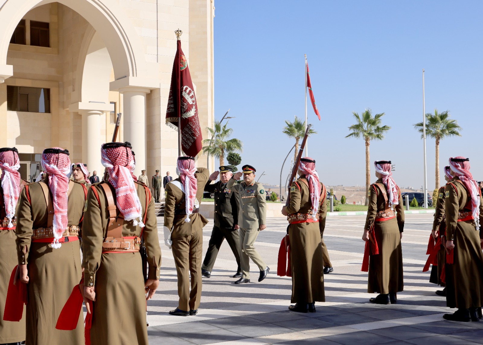 رئيس هيئة الأركان يستقبل رئيس أركان القوات البرية الباكستانية