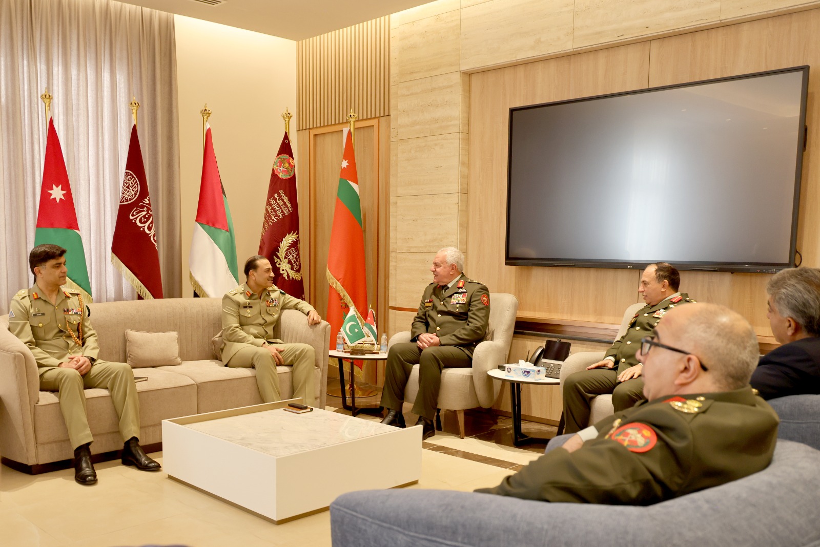 رئيس هيئة الأركان يستقبل رئيس أركان القوات البرية الباكستانية