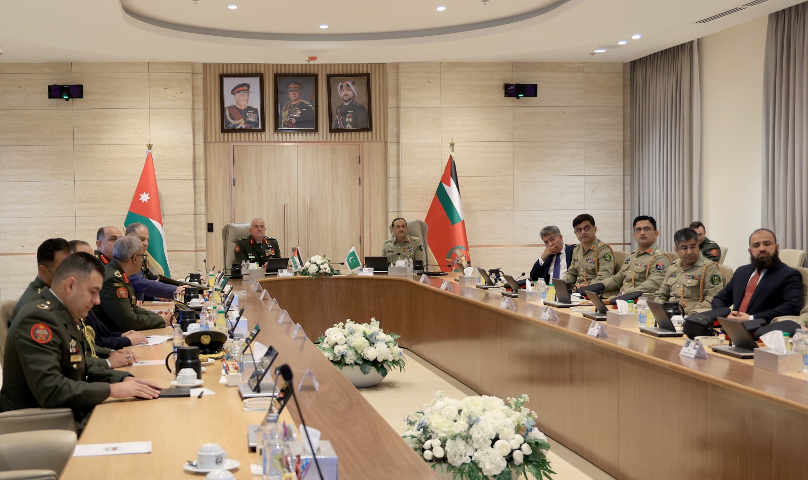 رئيس هيئة الأركان يستقبل رئيس أركان القوات البرية الباكستانية