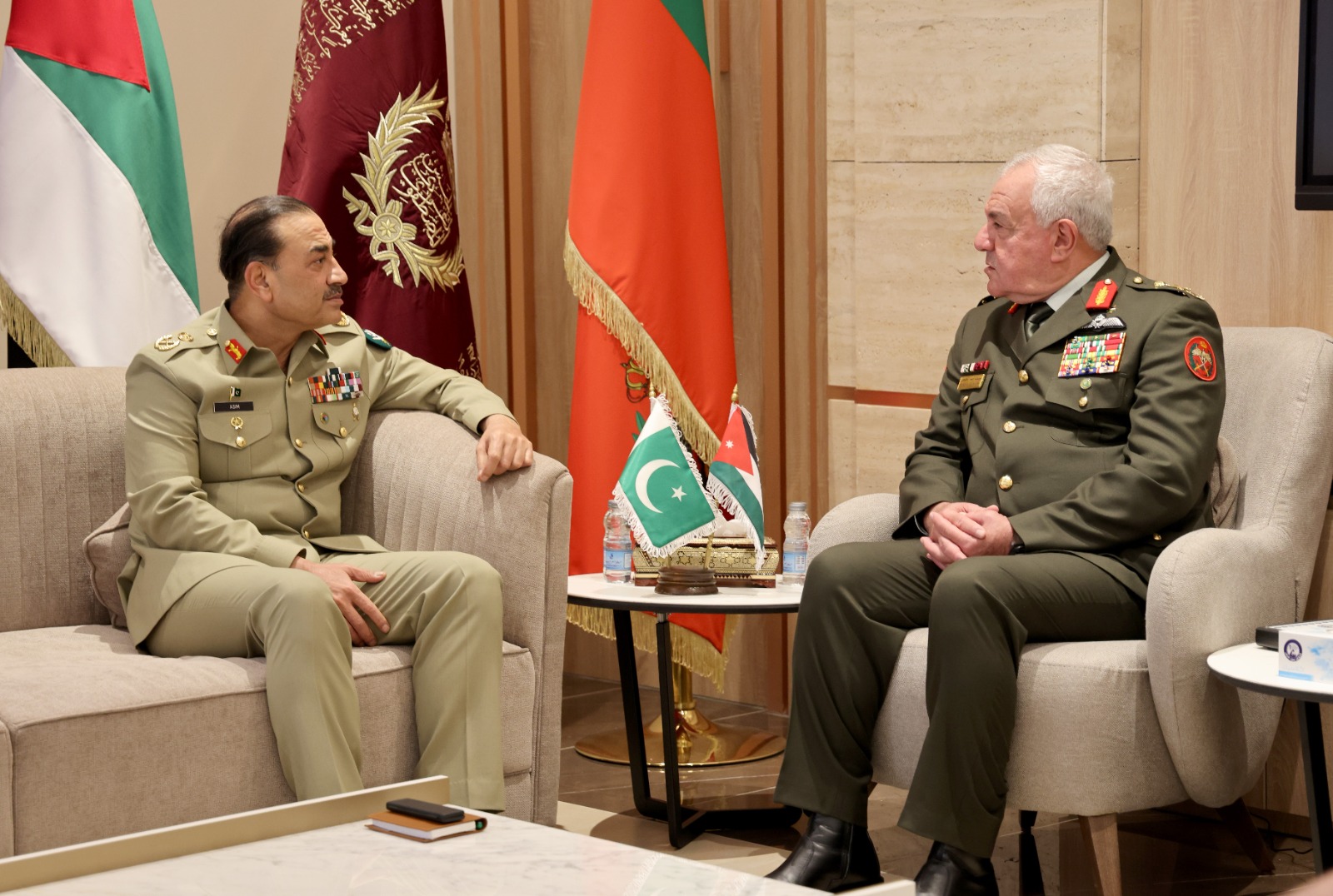 رئيس هيئة الأركان يستقبل رئيس أركان القوات البرية الباكستانية