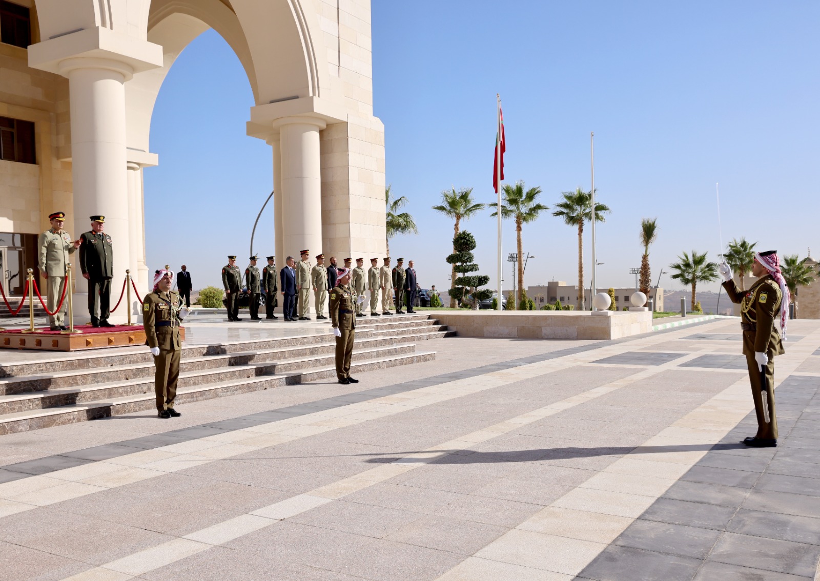 رئيس هيئة الأركان يستقبل رئيس أركان القوات البرية الباكستانية
